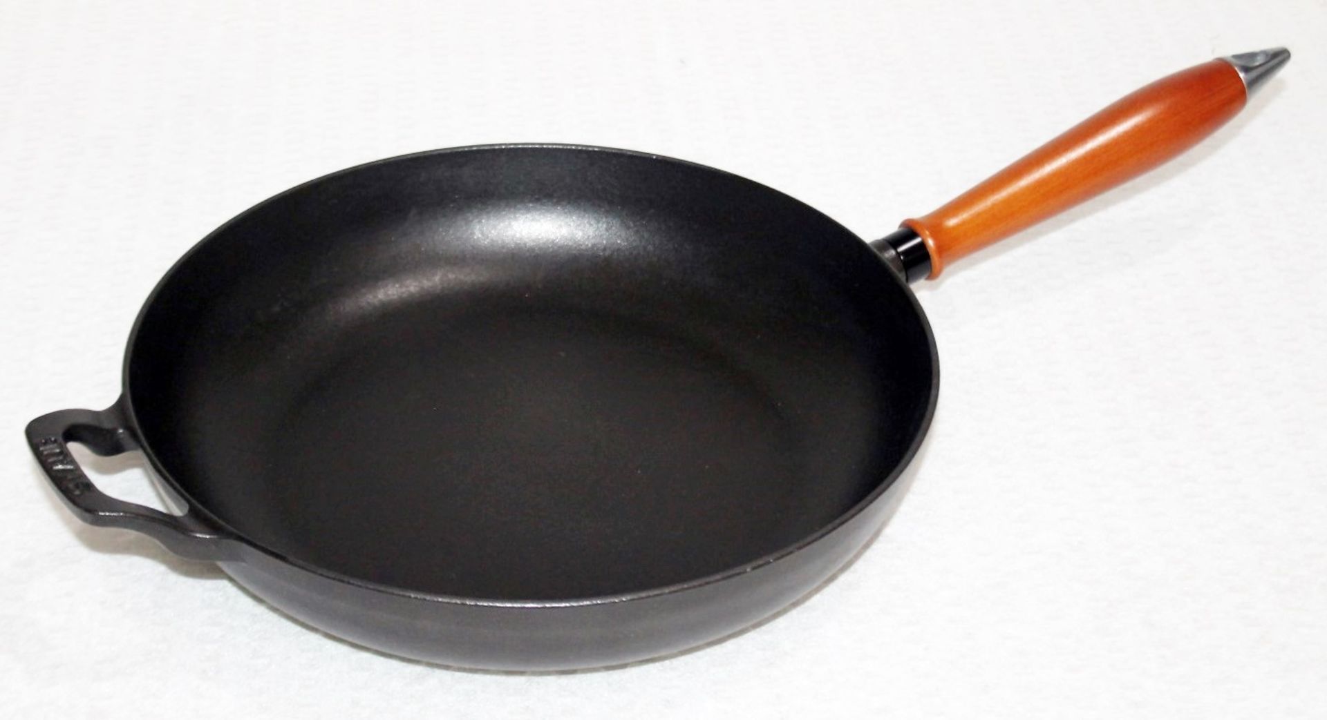 1 x STAUB Vintage Cast Iron Frying Pan (28cm) - Made in France - Original Price £149.00 - Unused - Image 4 of 8