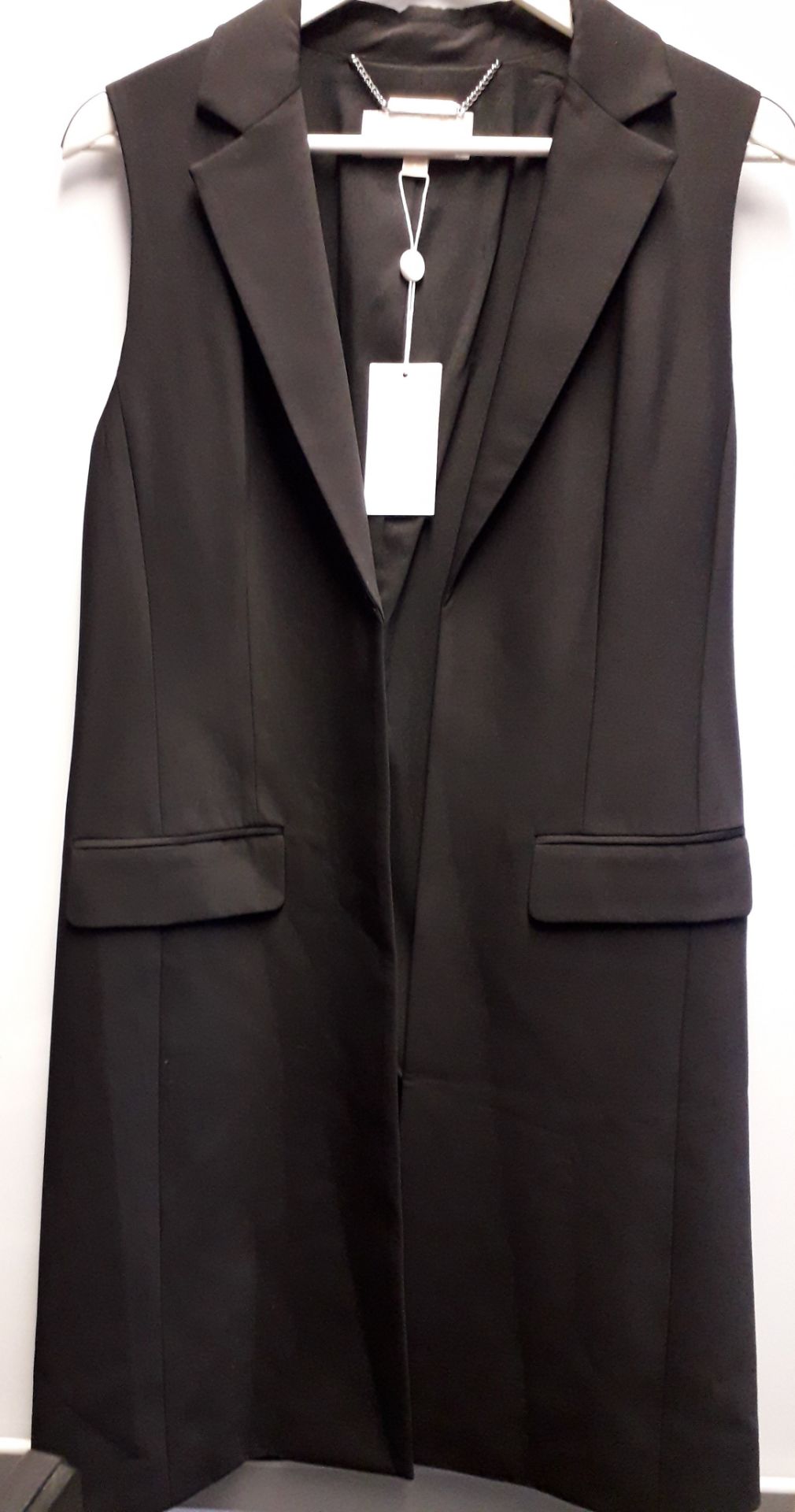 1 x Michael Kors Black Longline Sleeveless Jacket - Size: 10 - Material: 96% Wool, 4% Elastane.