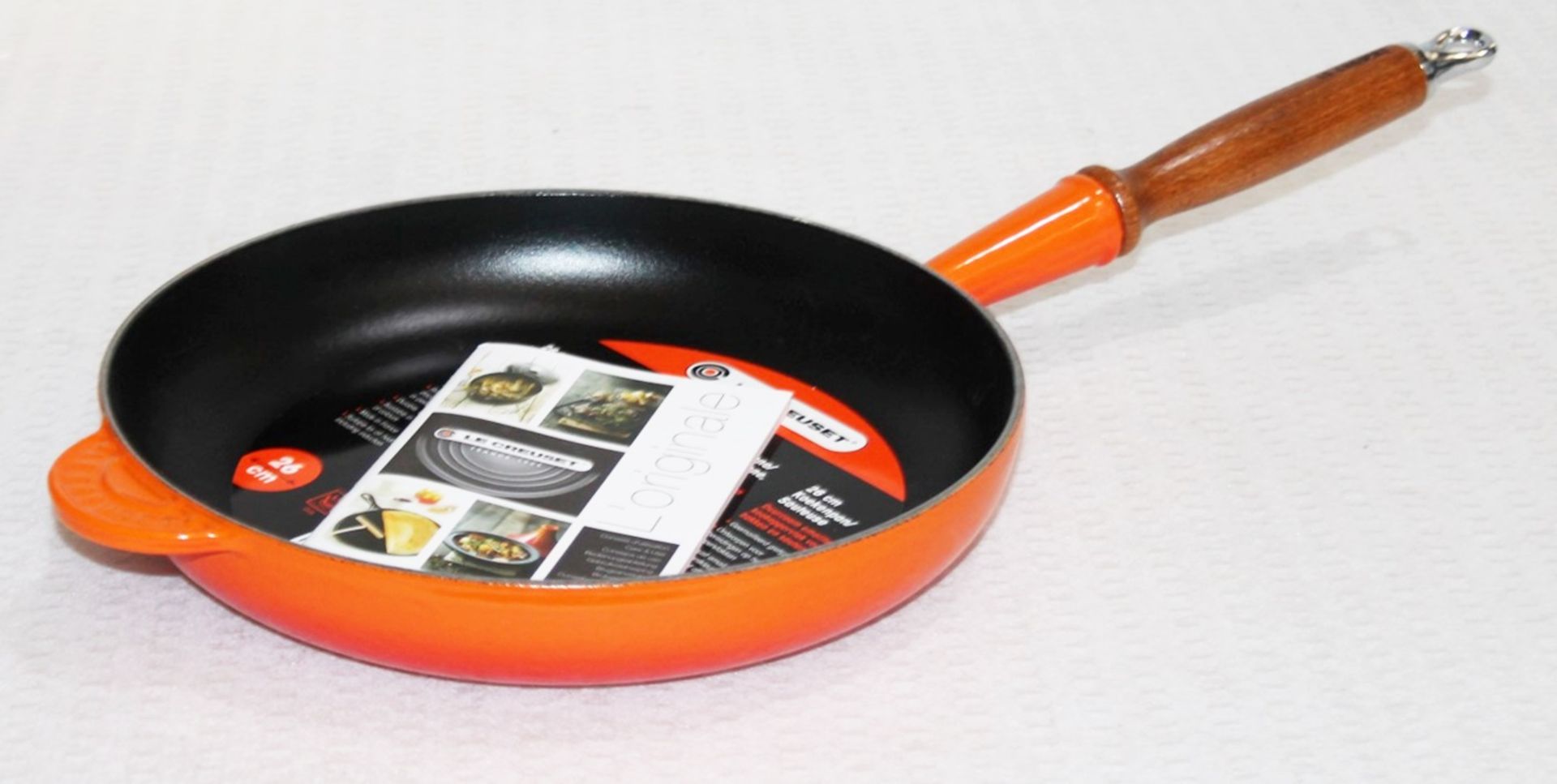 1 x LE CREUSET 'Volcanic' Wooden Handle Enamelled Cast Iron Frying Pan (26cm / 2.0L) - RRP £170.00 - Image 2 of 10