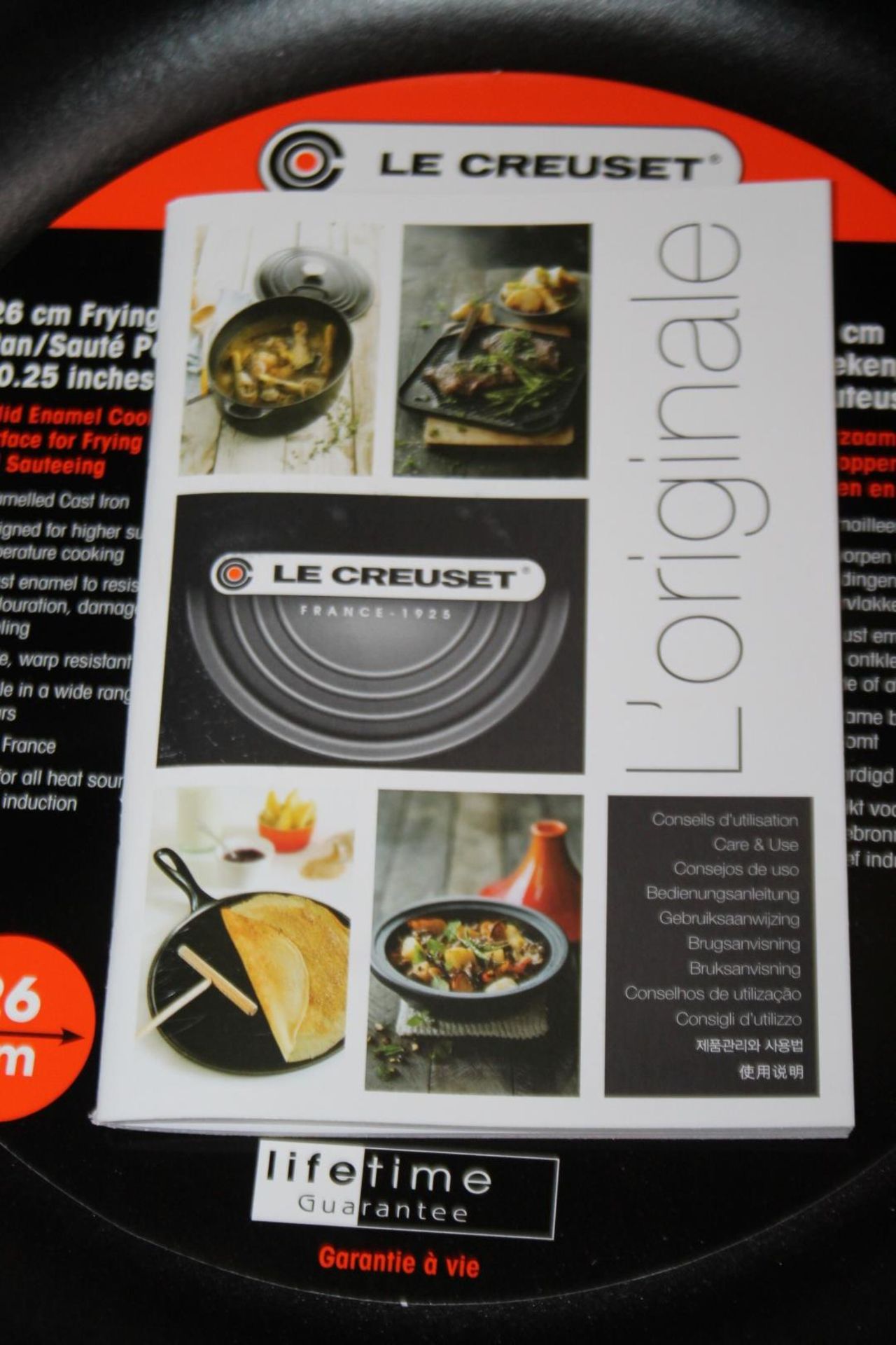 1 x LE CREUSET 'Volcanic' Wooden Handle Enamelled Cast Iron Frying Pan (26cm / 2.0L) - RRP £170.00 - Image 5 of 10