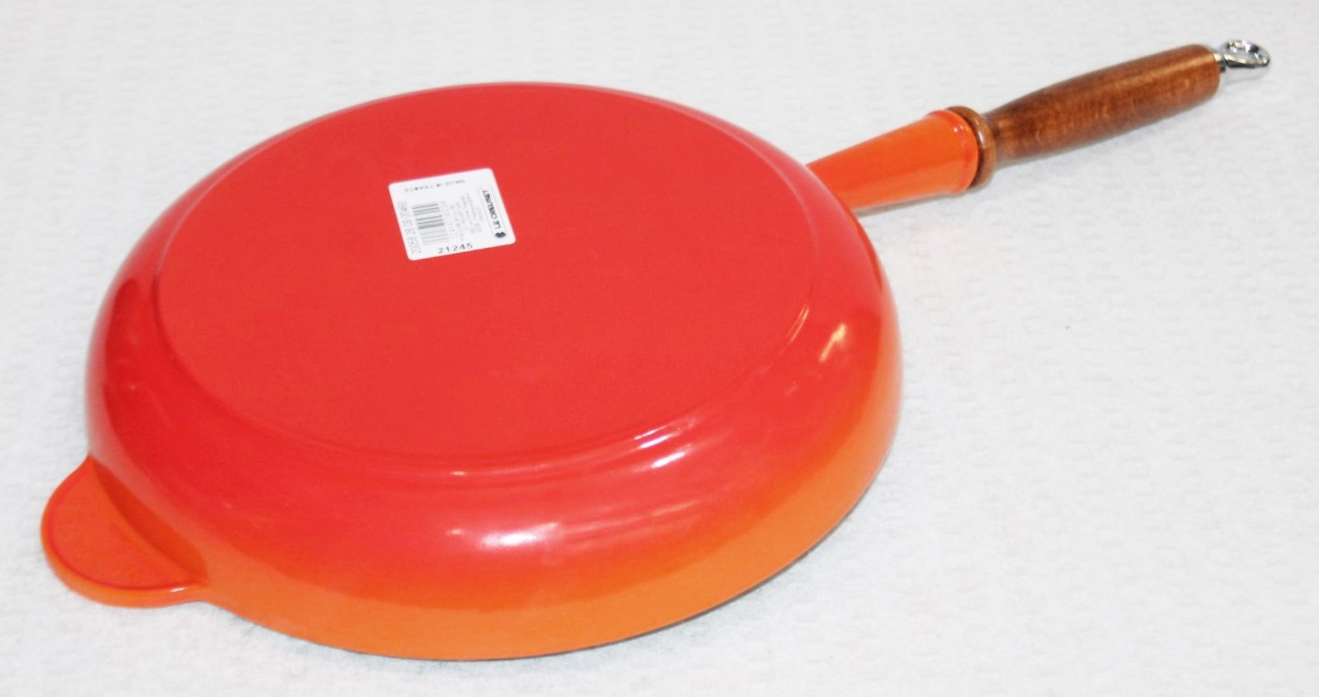 1 x LE CREUSET 'Volcanic' Wooden Handle Enamelled Cast Iron Frying Pan (26cm / 2.0L) - RRP £170.00 - Image 4 of 10