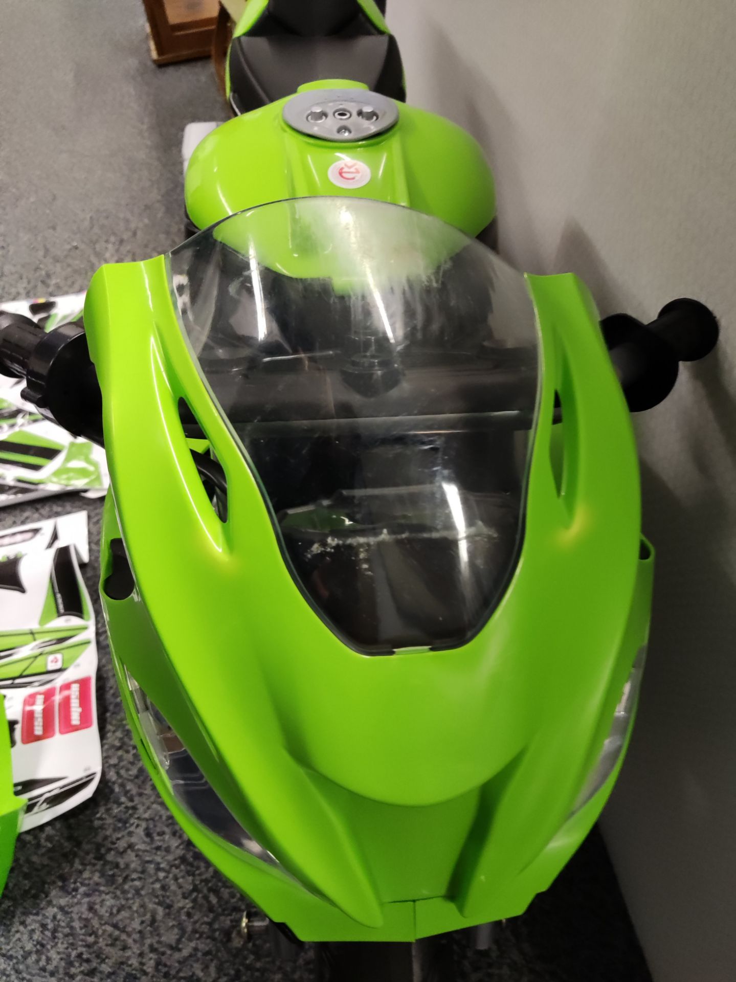 1 x Injusa Kids Electric Ride On Kawasaki ZX10 12V Motorcycle - 6495 - HTYS174 - CL987 - Location: - Image 3 of 24