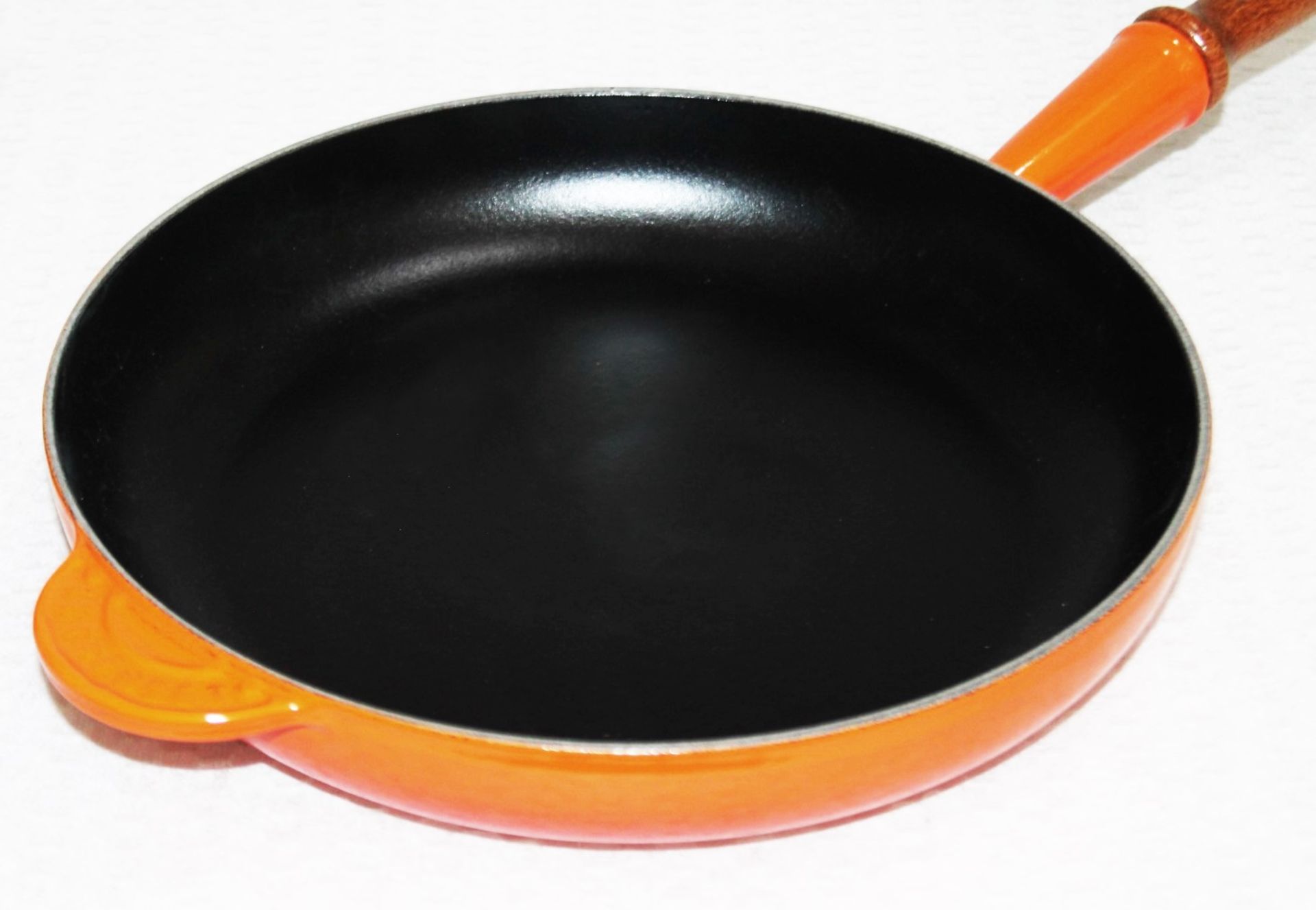 1 x LE CREUSET 'Volcanic' Wooden Handle Enamelled Cast Iron Frying Pan (26cm / 2.0L) - RRP £170.00 - Image 7 of 10