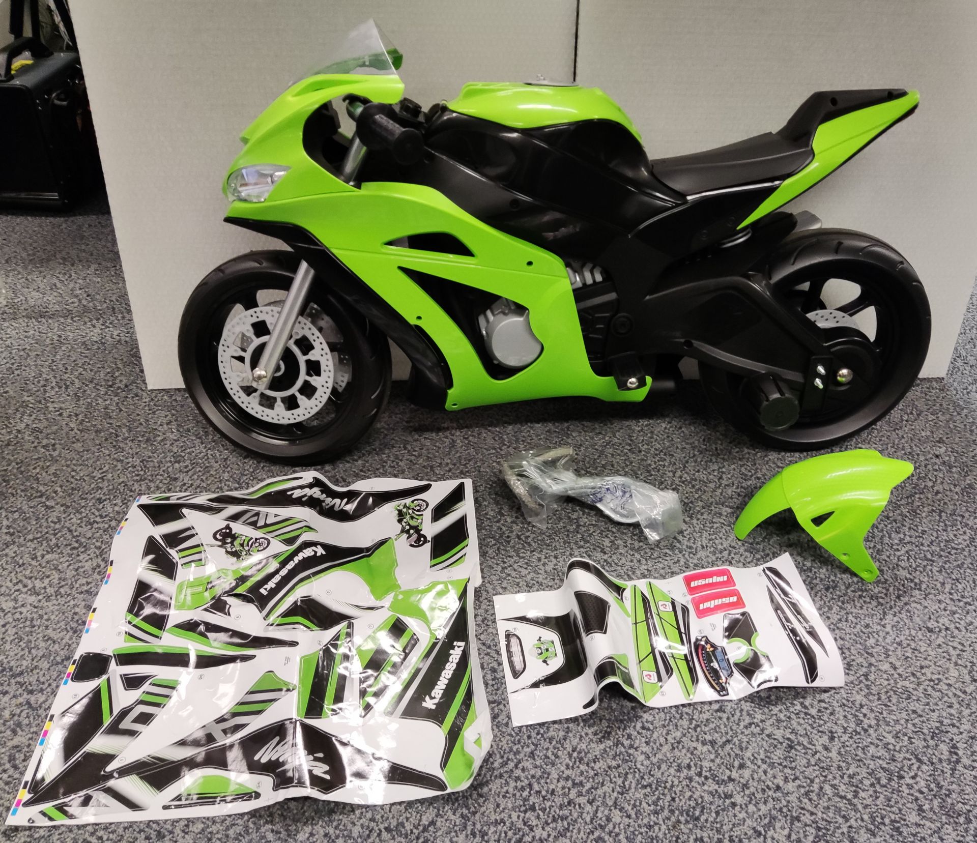 1 x Injusa Kids Electric Ride On Kawasaki ZX10 12V Motorcycle - 6495 - HTYS174 - CL987 - Location: - Image 2 of 24