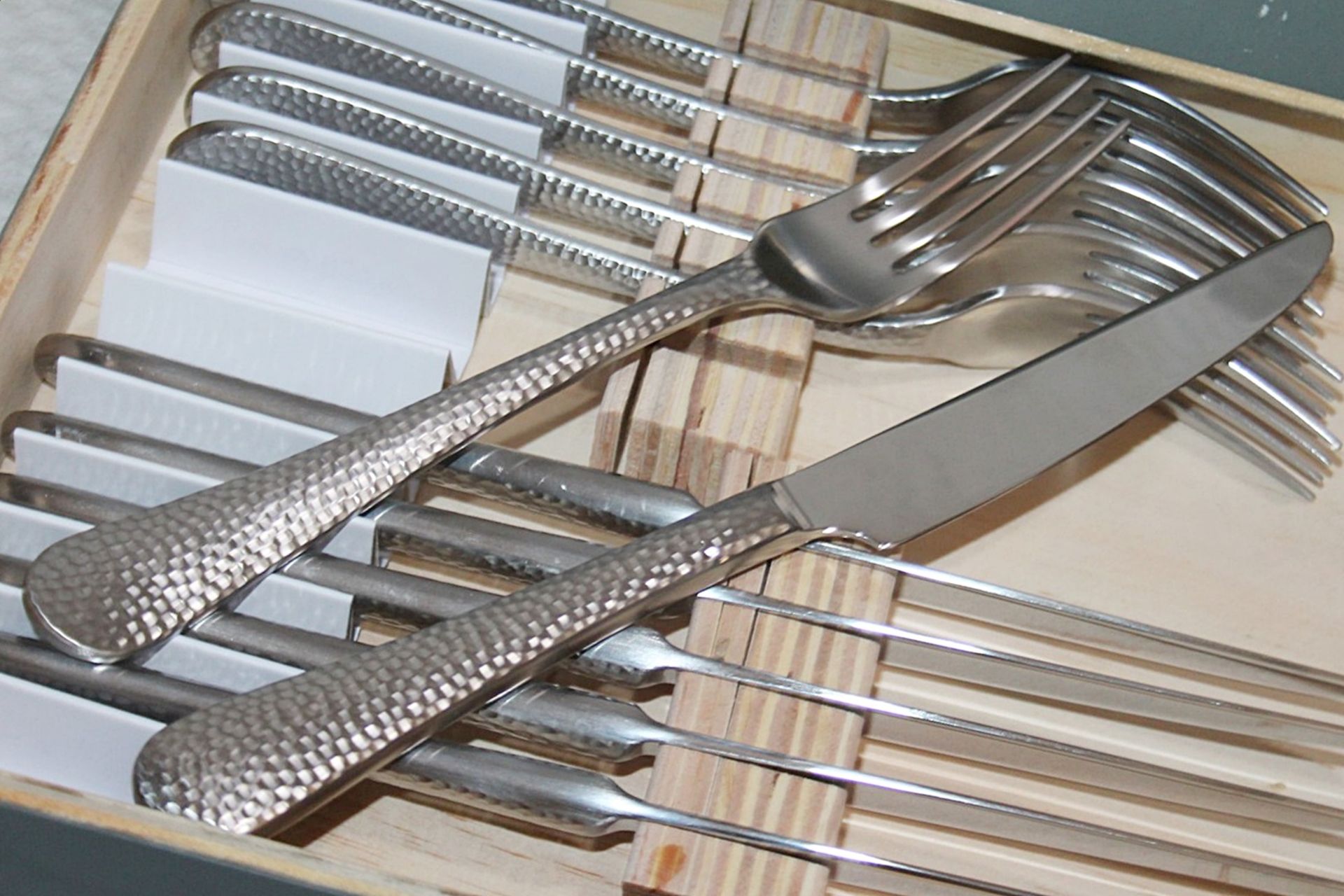 1 x CHARINGWORTH 'Planish' Stainless Steel 12-Piece Steak Knives and Forks Set - Original Price £ - Image 3 of 6