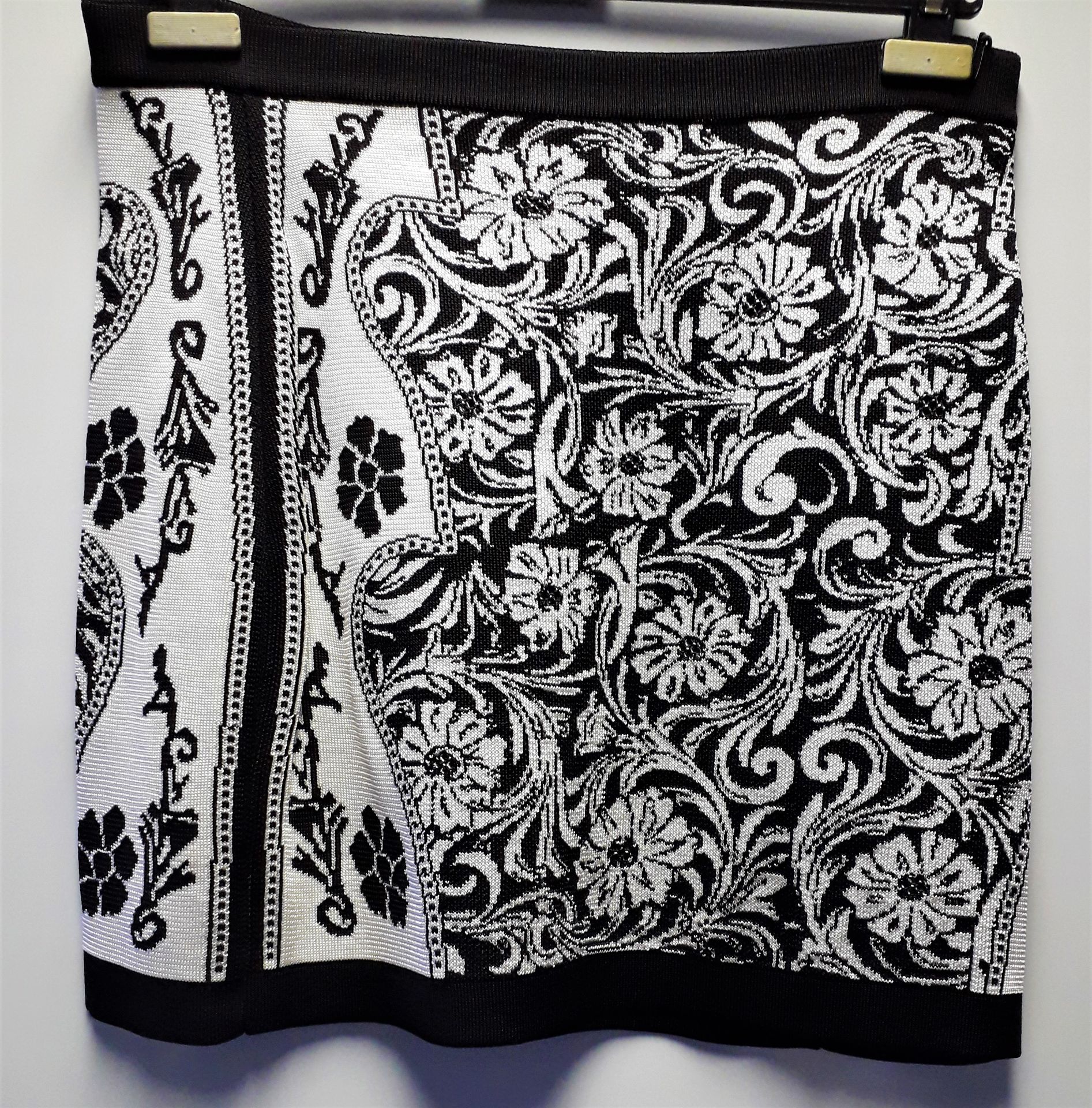 1 x Balmain White Black Mini Skirt With Zip Detail - Size: 16 - Material: 100% Viscose - From a High