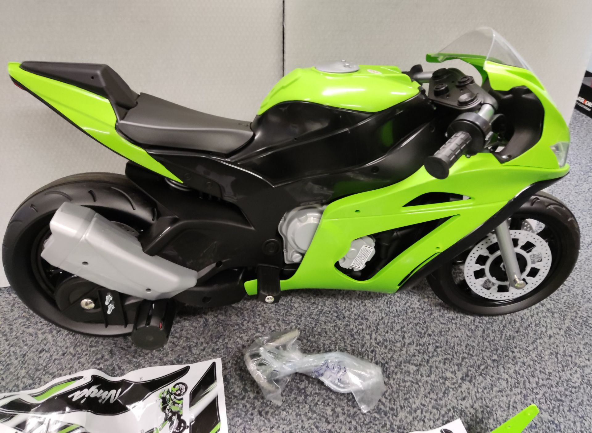 1 x Injusa Kids Electric Ride On Kawasaki ZX10 12V Motorcycle - 6495 - HTYS174 - CL987 - Location: - Image 5 of 24