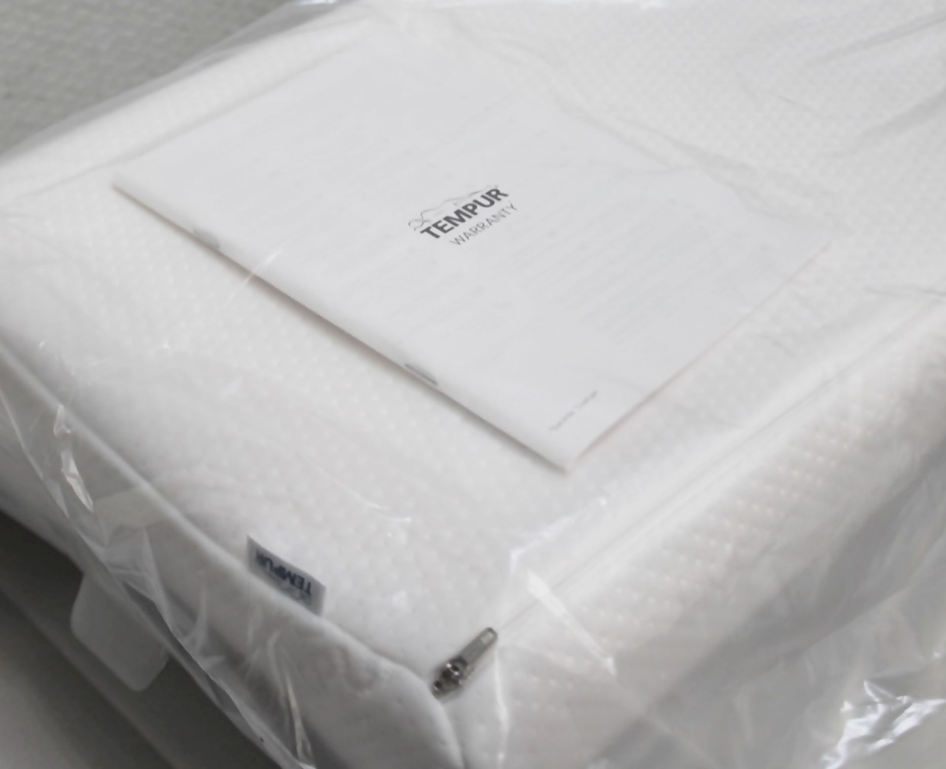 1 x TEMPUR Medium Original Pillow (31cm x 61cm) Original Price £105.00 - Unused Boxed Stock - Image 4 of 6