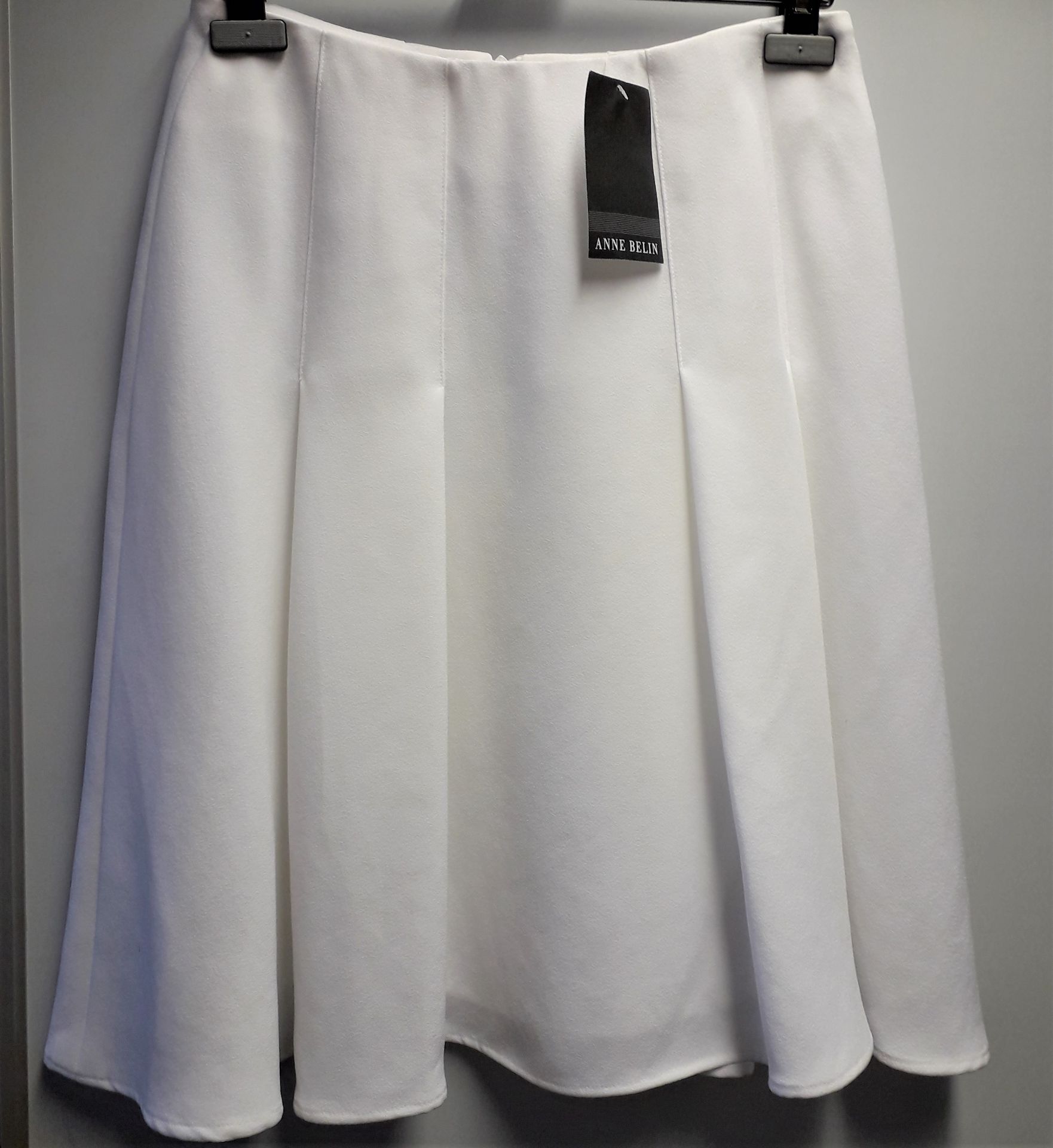 1 x Anne Belin Cream White Box Pleated Skirt - Size: 14 - Material: 100% Polyester - From a High End