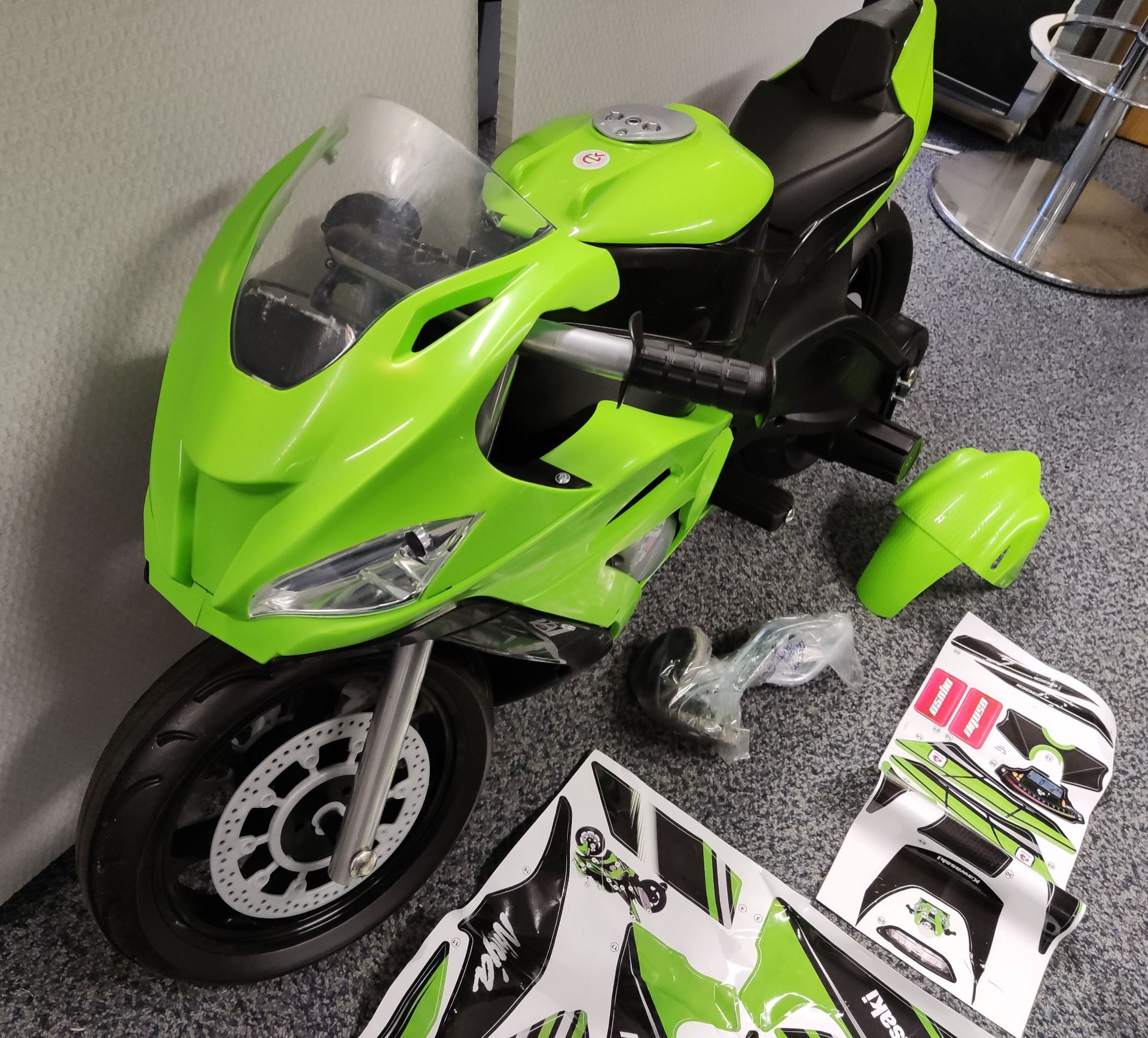 1 x Injusa Kids Electric Ride On Kawasaki ZX10 12V Motorcycle - 6495 - HTYS174 - CL987 - Location: - Image 13 of 24