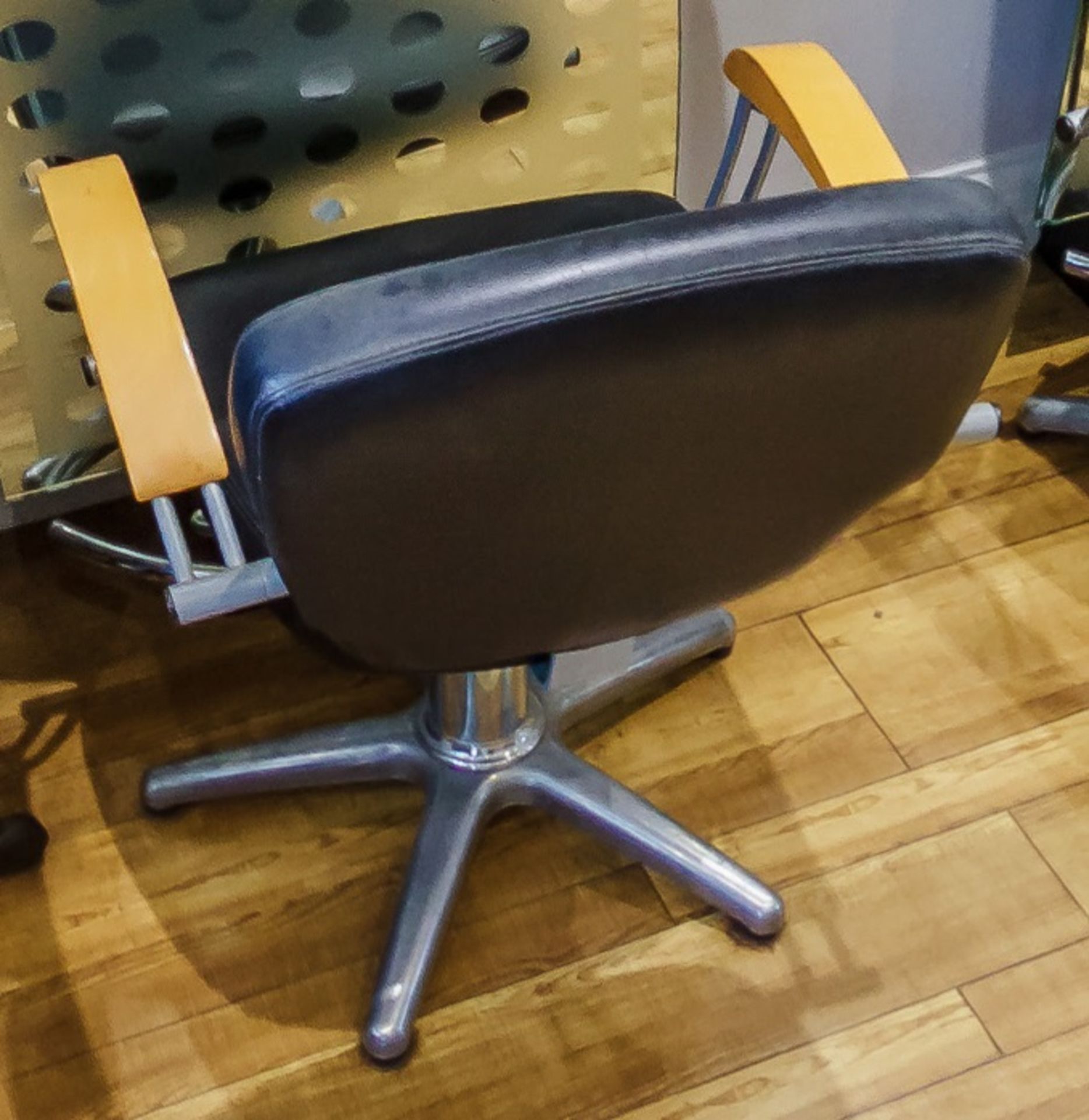 1 x Adjustable Black Hydraulic Barber Hairdressing Chair - Recently Removed From A Boutique Hair - Image 4 of 11