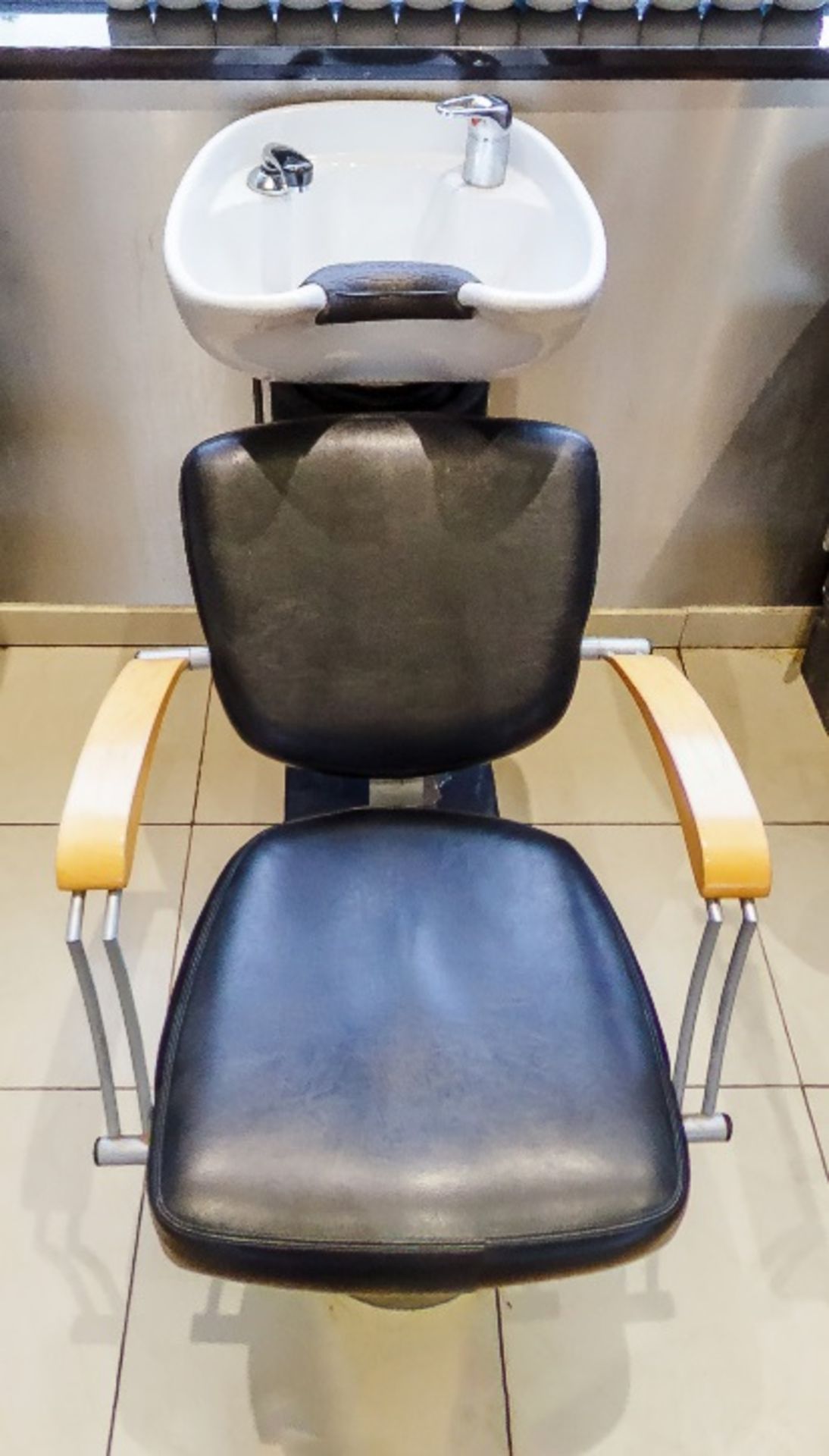 1 x Hair Washing Backwash Shampoo Basin Chair - Recently Removed From A Boutique Hair Salon - Ref: - Image 2 of 10