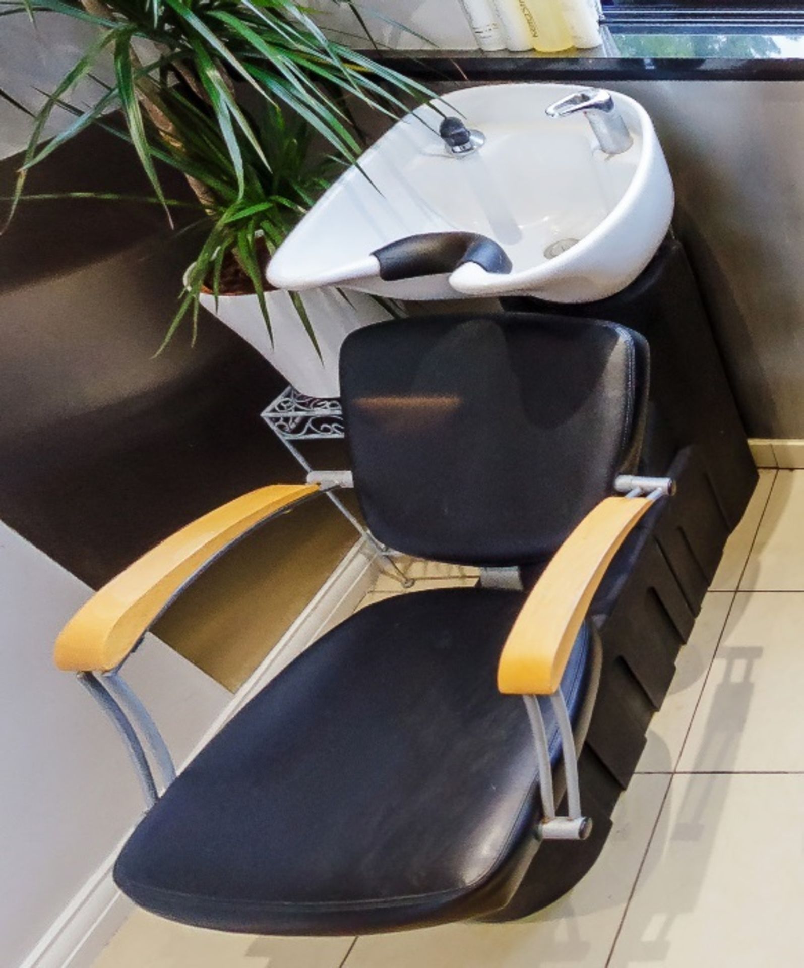 1 x Hair Washing Backwash Shampoo Basin Chair - Recently Removed From A Boutique Hair Salon - Ref: - Image 3 of 10