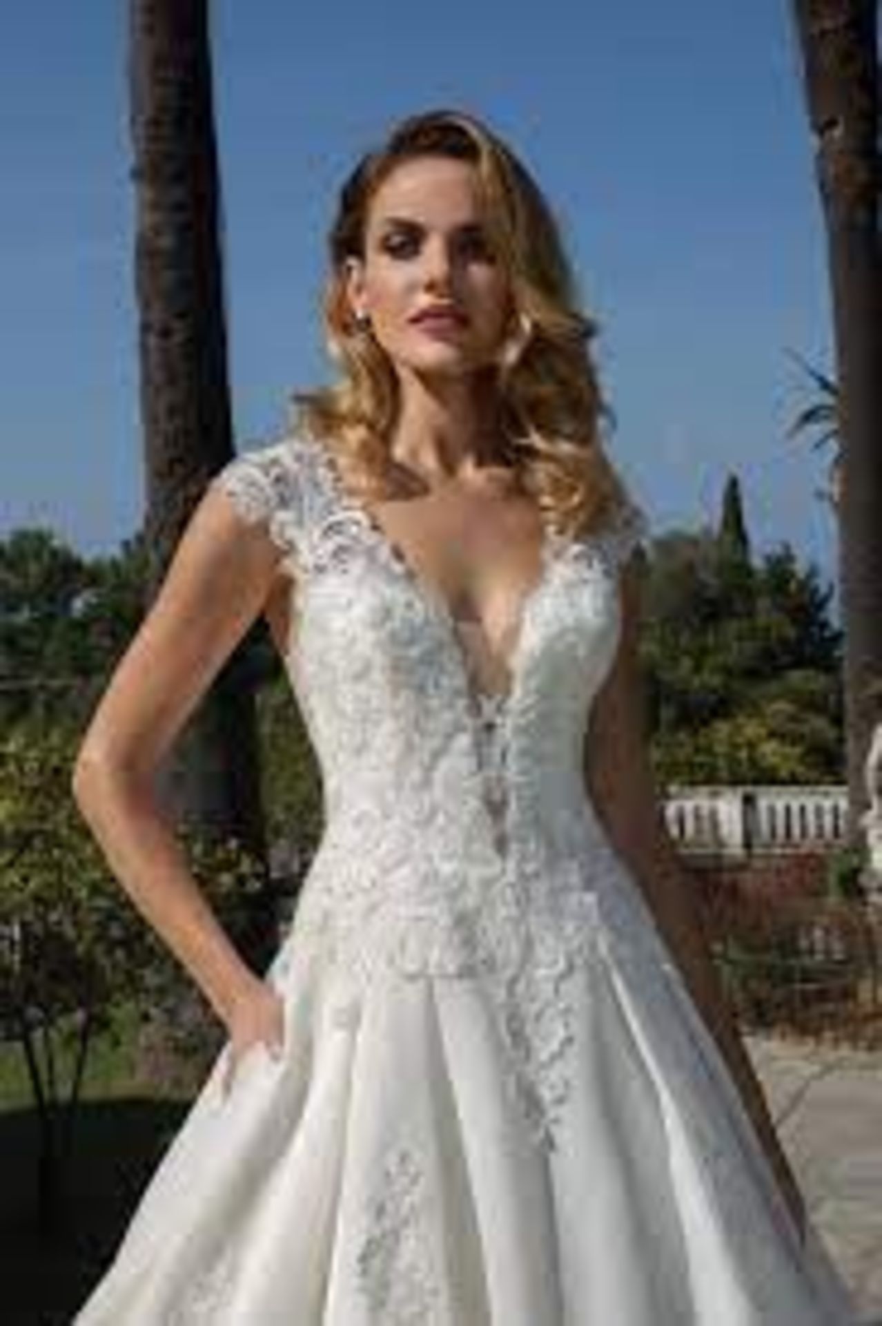 1 x Justin Alexander Designer Organdy Wedding Dress With Plunging Neckline - UK Size 12 - RRP £1,700 - Image 4 of 6