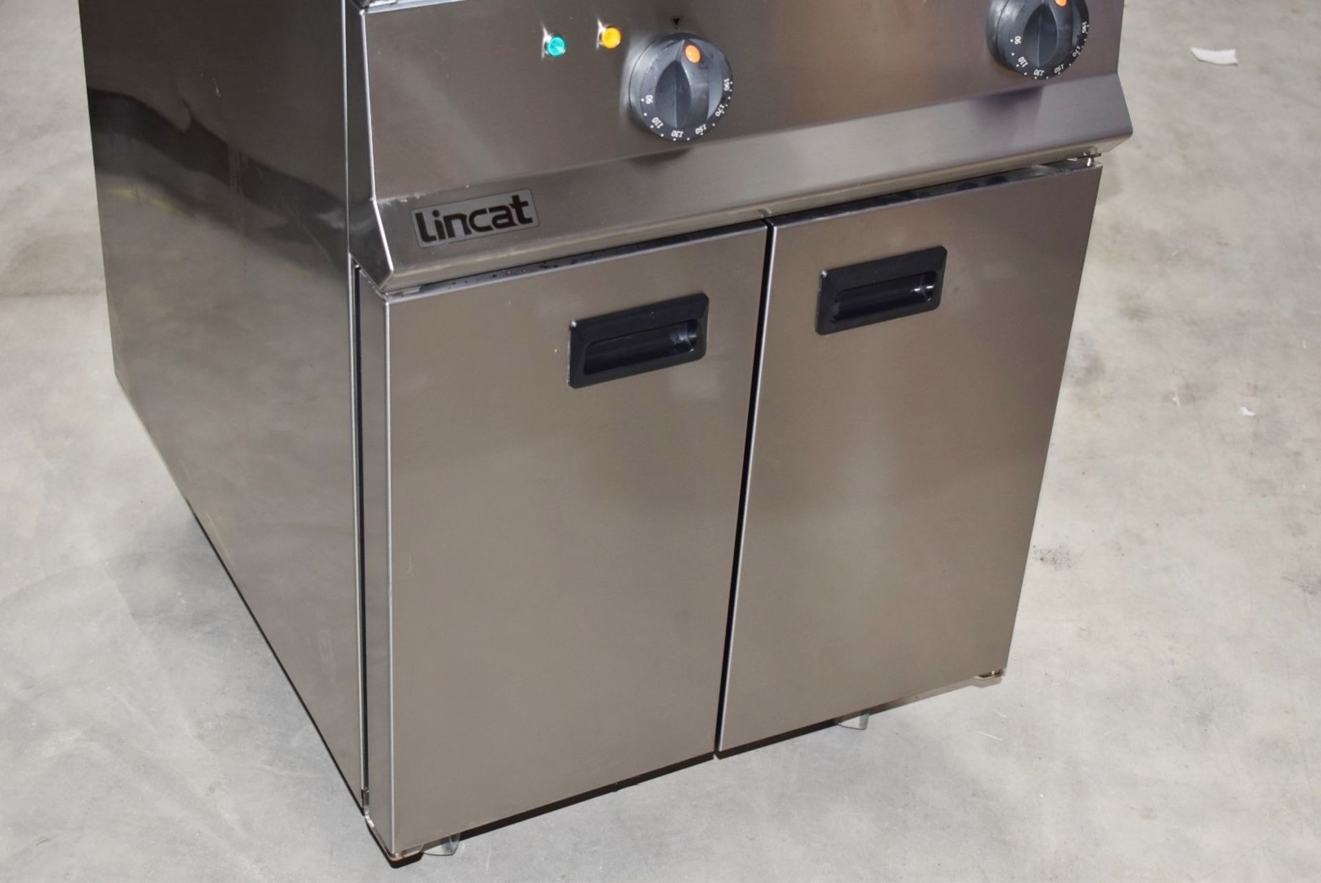 1 x Lincat Opus 800 Twin Tank Electric 3 Phase Fryer With Filtration and Two Baskets - Model - Image 8 of 24