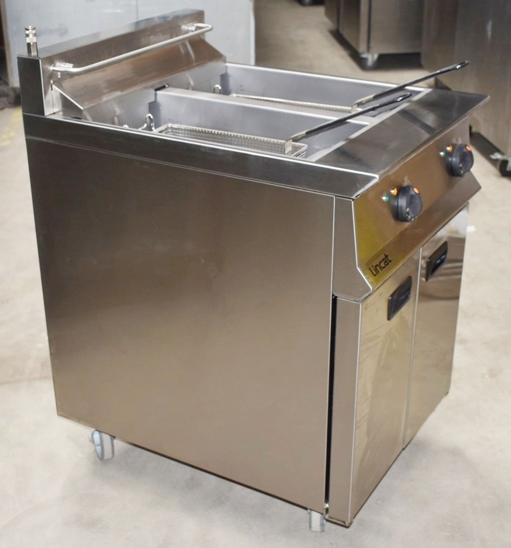 1 x Lincat Opus 800 Twin Tank Electric 3 Phase Fryer With Filtration and Two Baskets - Model - Image 17 of 24