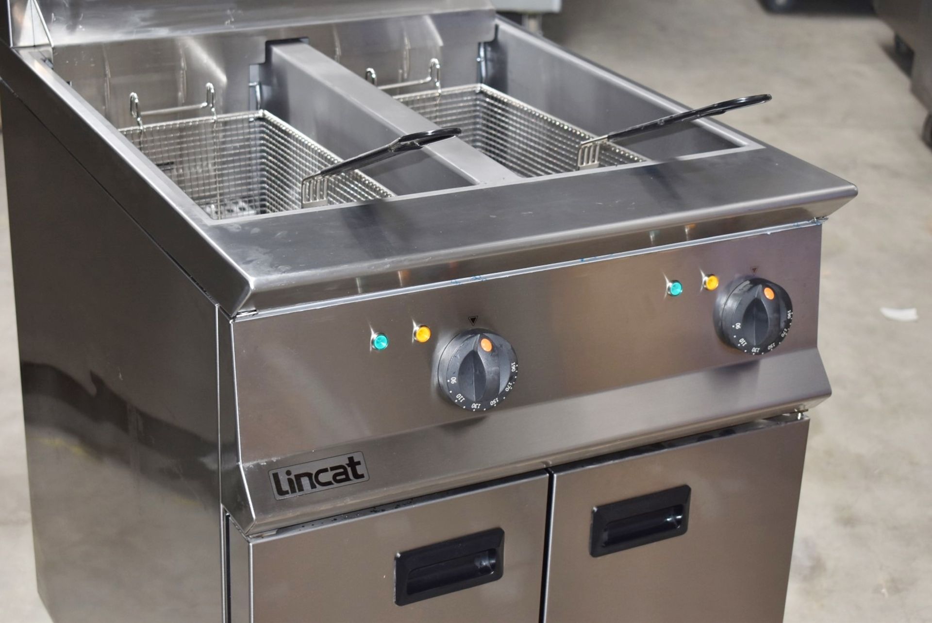 1 x Lincat Opus 800 Twin Tank Electric 3 Phase Fryer With Filtration and Two Baskets - Model - Image 7 of 24