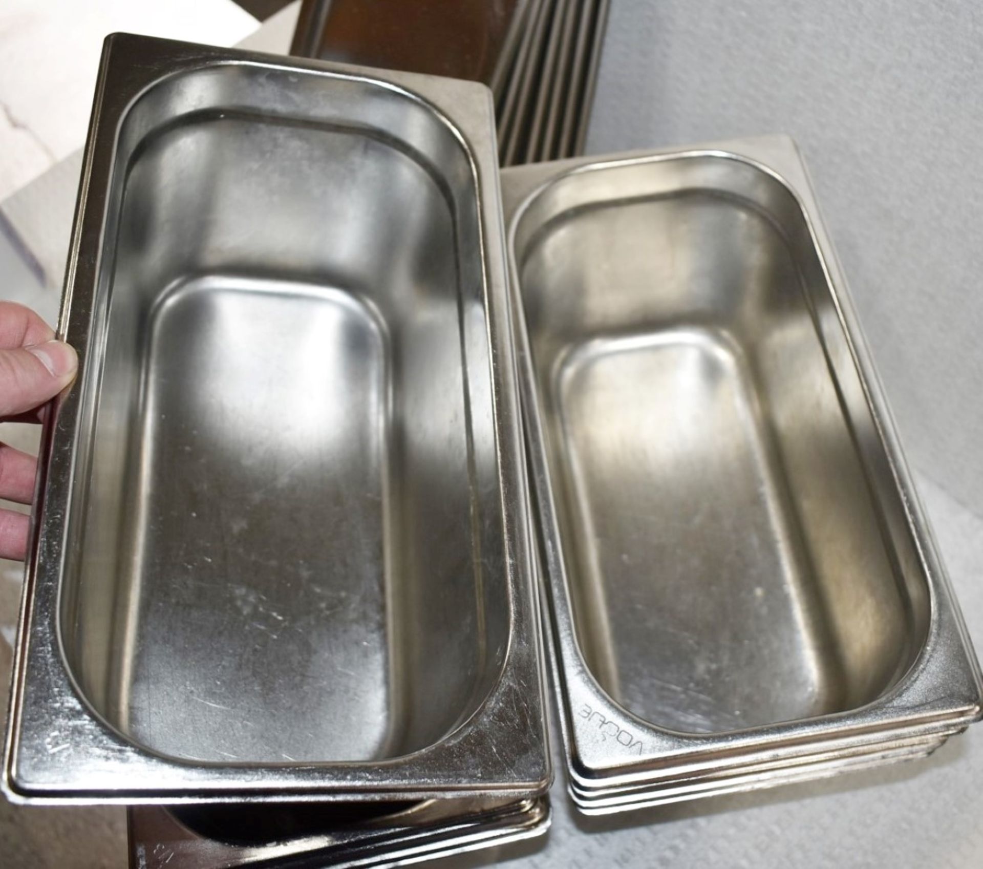 8 x Vogue Stainless Steel 1/3 Gastronorm Pans With Lids - Size: H15 x W17.5 x L32 cms - Image 3 of 5