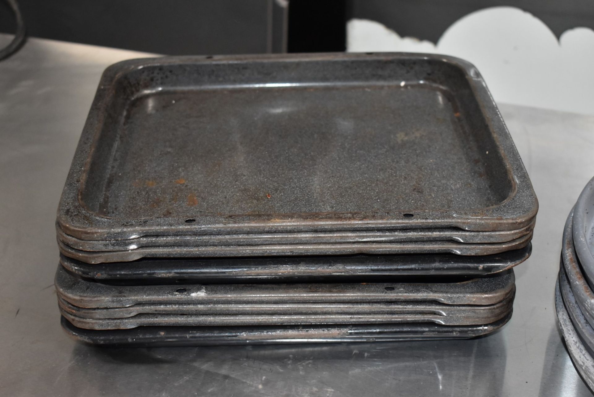 Assorted Collection of 12 x Cooking Trays - Includes 12" Pizza Trays and Deep Oven Trays 32 x 28 cms - Image 3 of 6
