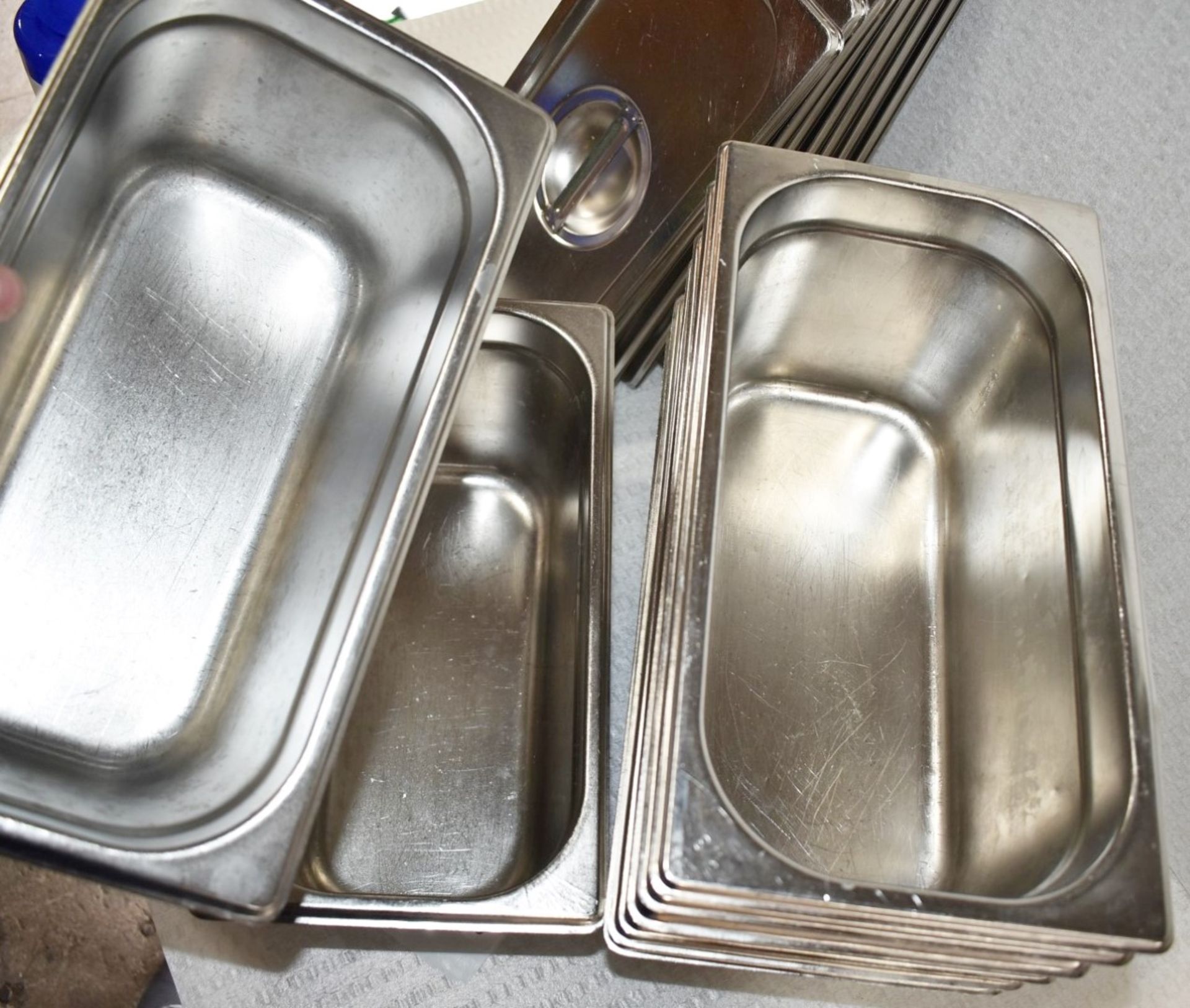 8 x Vogue Stainless Steel 1/3 Gastronorm Pans With Lids - Size: H15 x W17.5 x L32 cms - Image 4 of 5