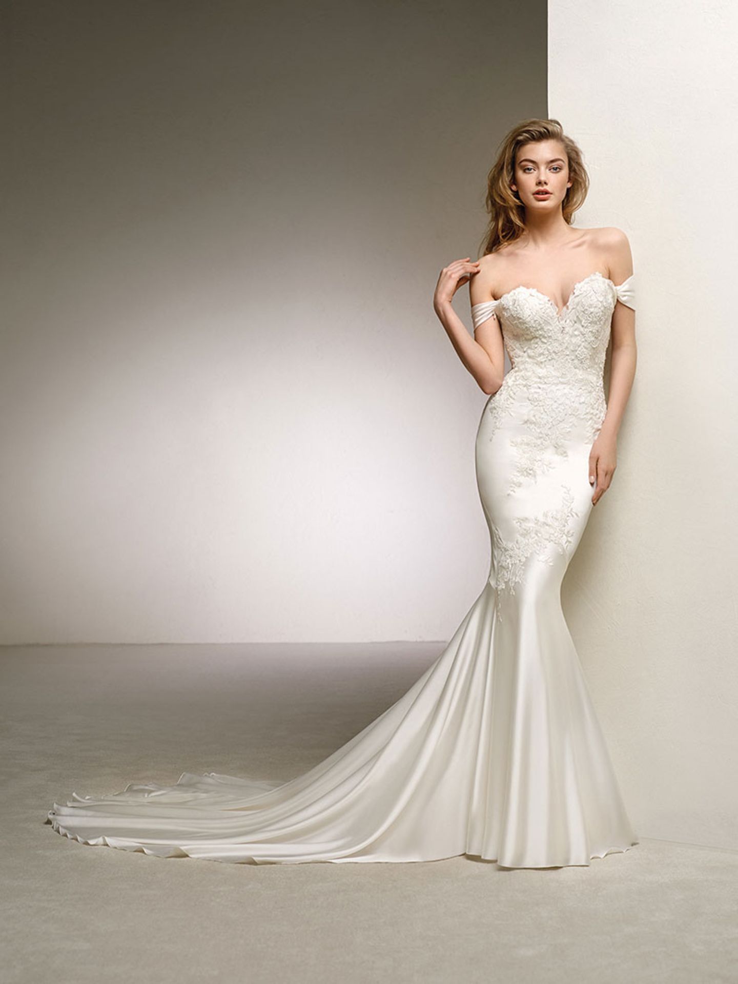 1 x Pronovious Dante Mermaid Bridal Gown With Floral Lace Highlights - Size UK 10 - RRP £1,640 - Image 10 of 13