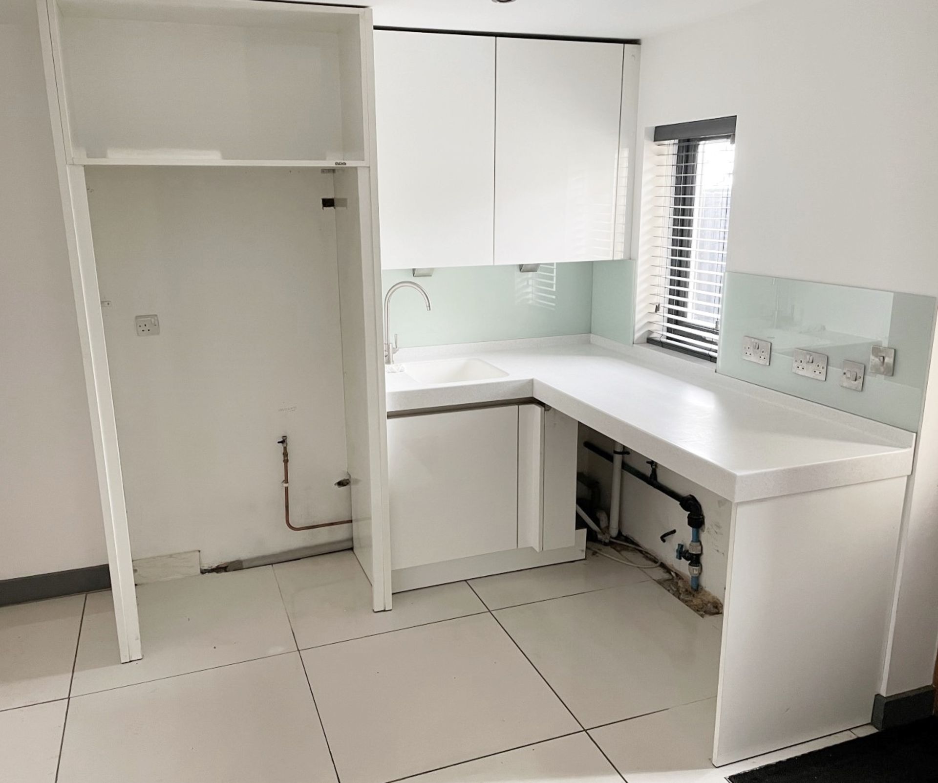 1 x SieMatic Contemporary Bespoke Fitted Utility Room - Features Handleless Doors & Corian Worktops - Image 2 of 20