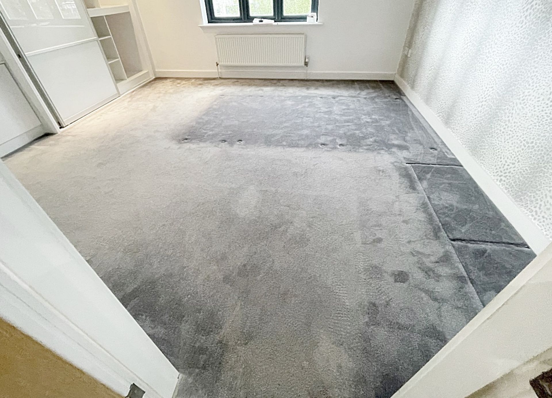 1 x Premium Fitted Bedroom Carpet In Grey (3.9 x 4m) - Ref: REAR-BD/1stFLR - CL742 - NO VAT - Image 2 of 7