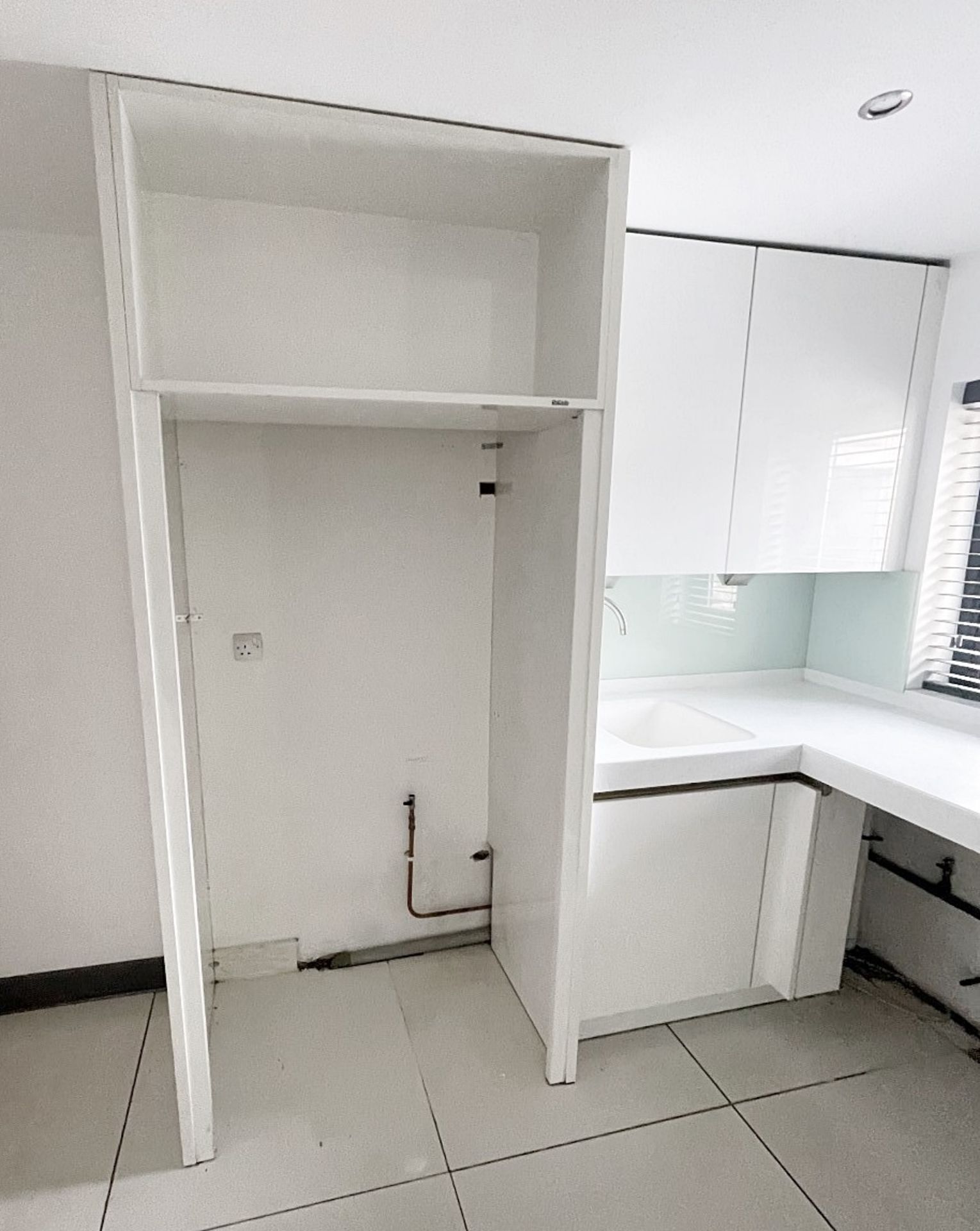 1 x SieMatic Contemporary Bespoke Fitted Utility Room - Features Handleless Doors & Corian Worktops - Image 13 of 20