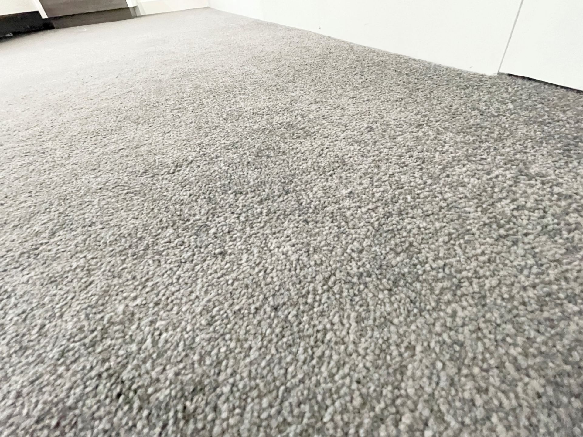 1 x Premium Fitted Bedroom Carpet In Grey (4.6 x 3.6m) - Ref: FRNT-BD(A)/1stFLR - CL742 - NO VAT - Image 2 of 4