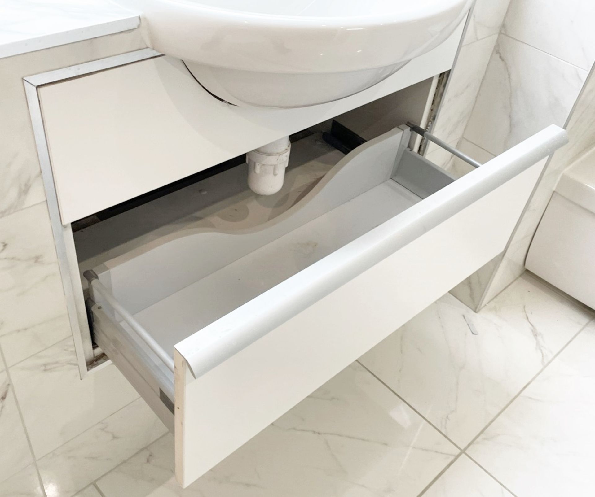 1 x Contents Of A Luxury En-suite Bathroom Featuring Premium Quality Villeroy + Boch - Image 19 of 22