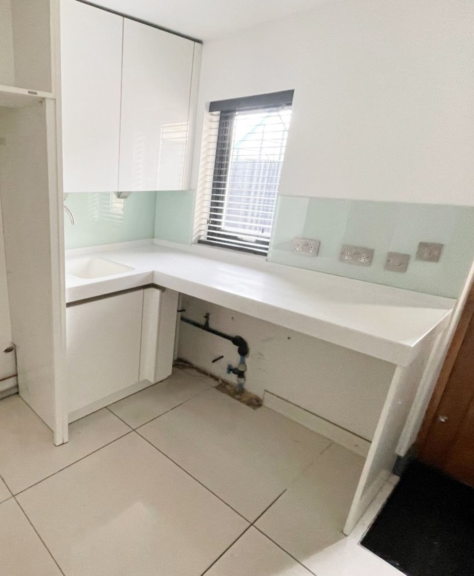 1 x SieMatic Contemporary Bespoke Fitted Utility Room - Features Handleless Doors & Corian Worktops - Image 14 of 20