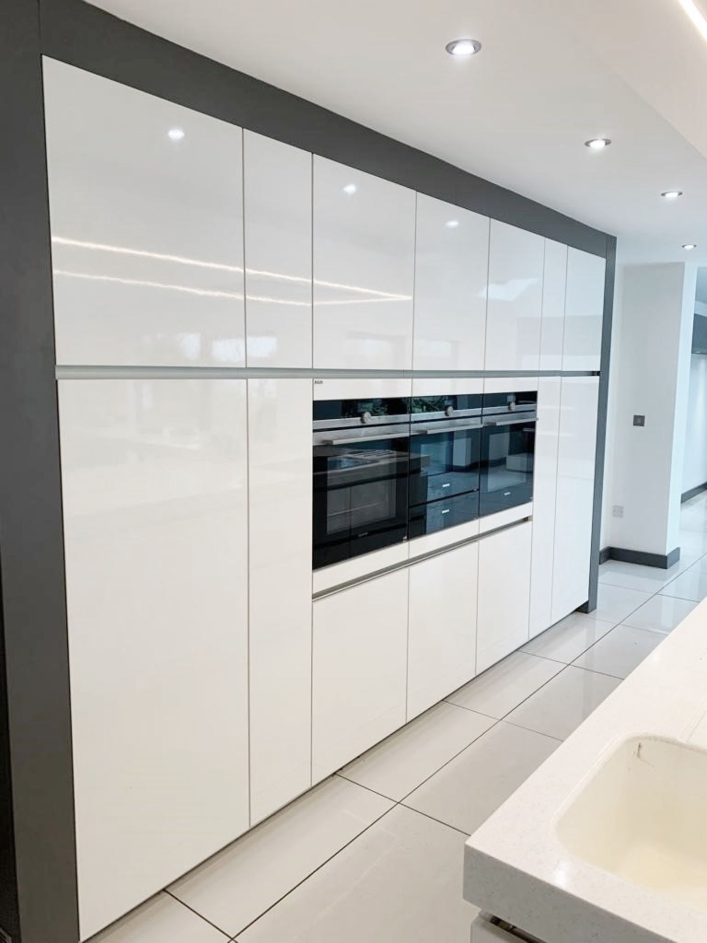 1 x SieMatic Contemporary Fitted Kitchen With Branded Appliances, Central Island + Corian Worktops - Image 100 of 100