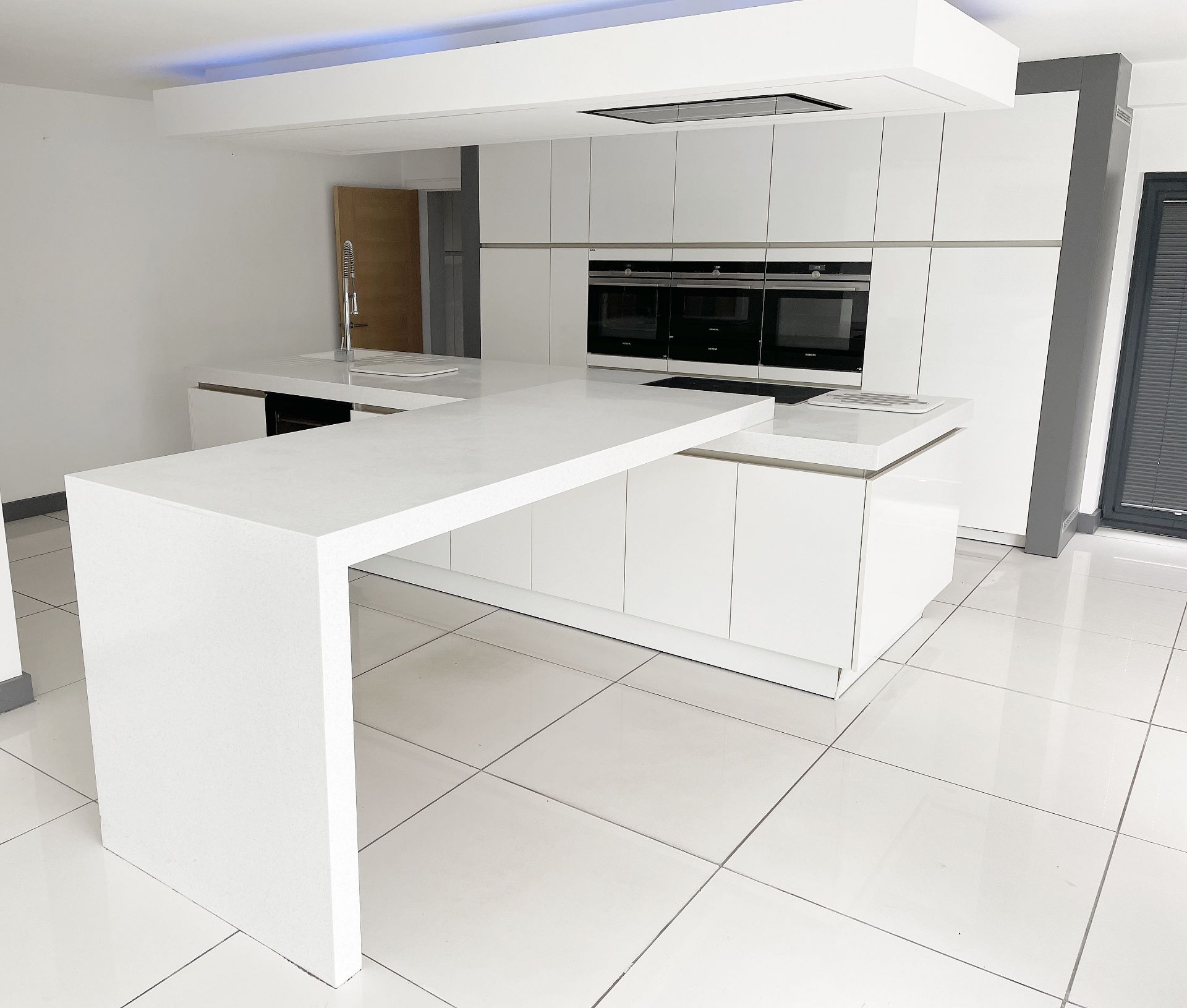 1 x SieMatic Contemporary Fitted Kitchen With Branded Appliances, Central Island + Corian Worktops - Image 14 of 100
