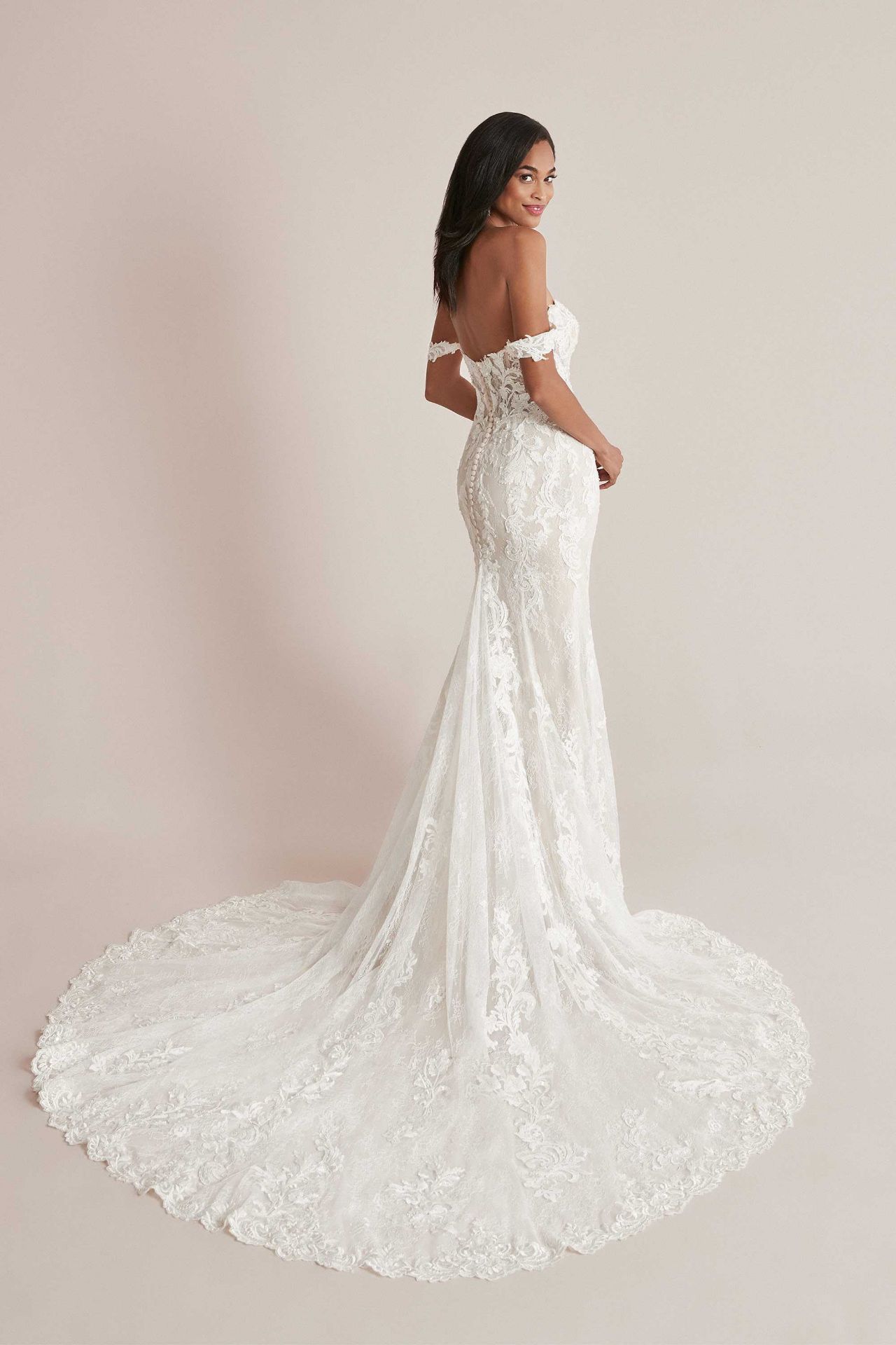 1 x Justin Alexander 'Caela' Off-The-Shoulder Lace Fit Wedding Dress - UK Size 10 - RRP £1,750 - Image 4 of 4