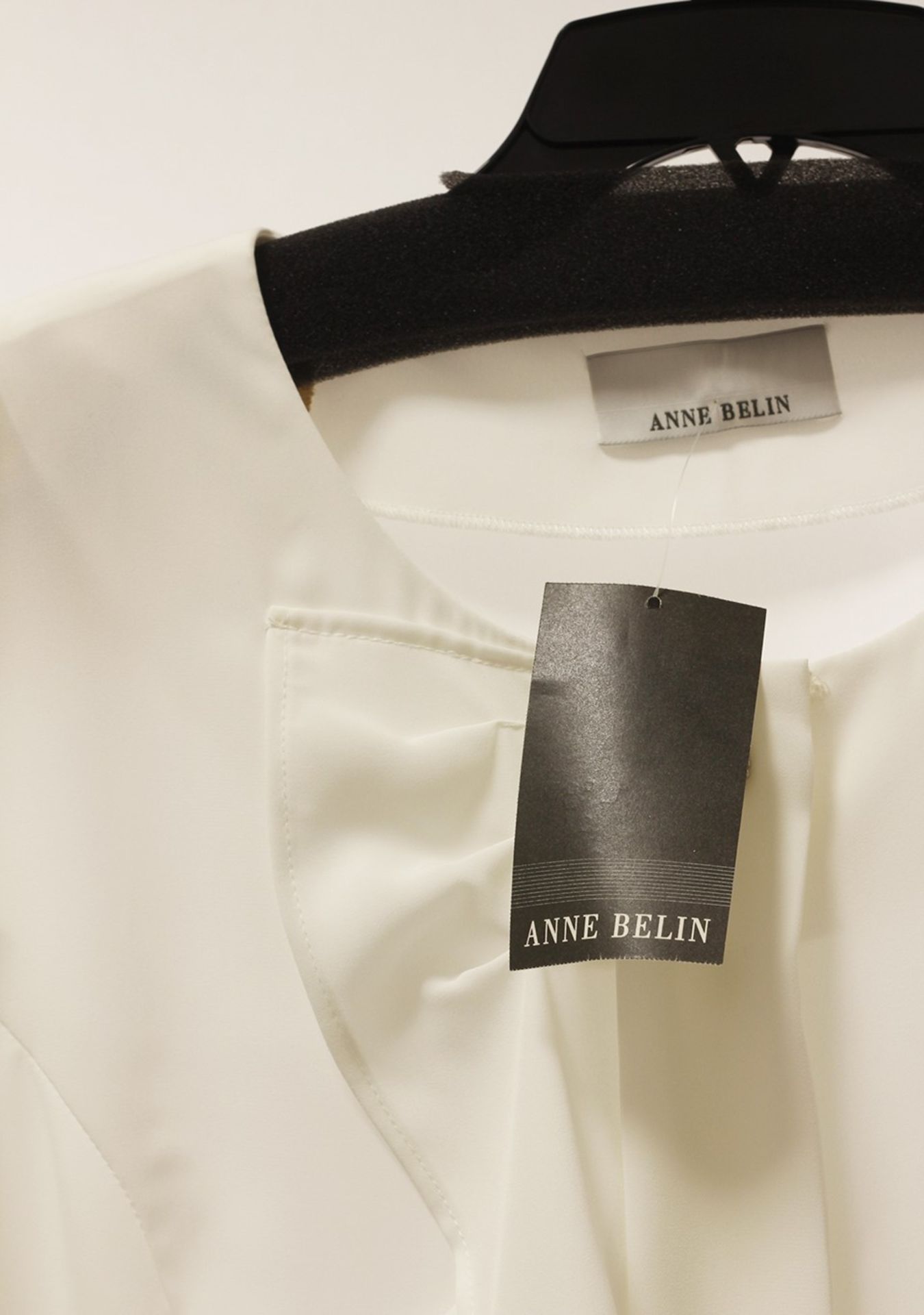 1 x Anne Belin White Shirt - Size: 18 - Material: 100% Polyester - From a High End Clothing Boutique - Image 3 of 9