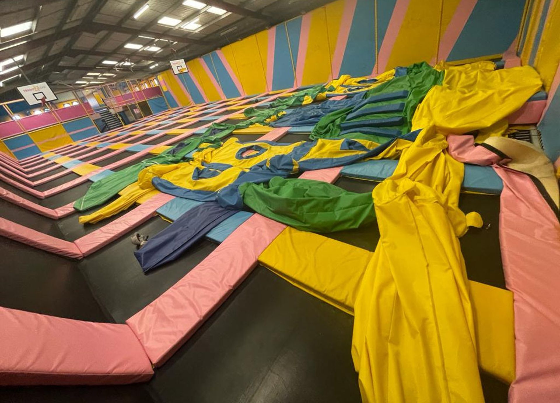 1 x Trampoline Park With Over 40 Interconnected Trampolines, Inflatable Activity Area, Waiting - Image 27 of 99