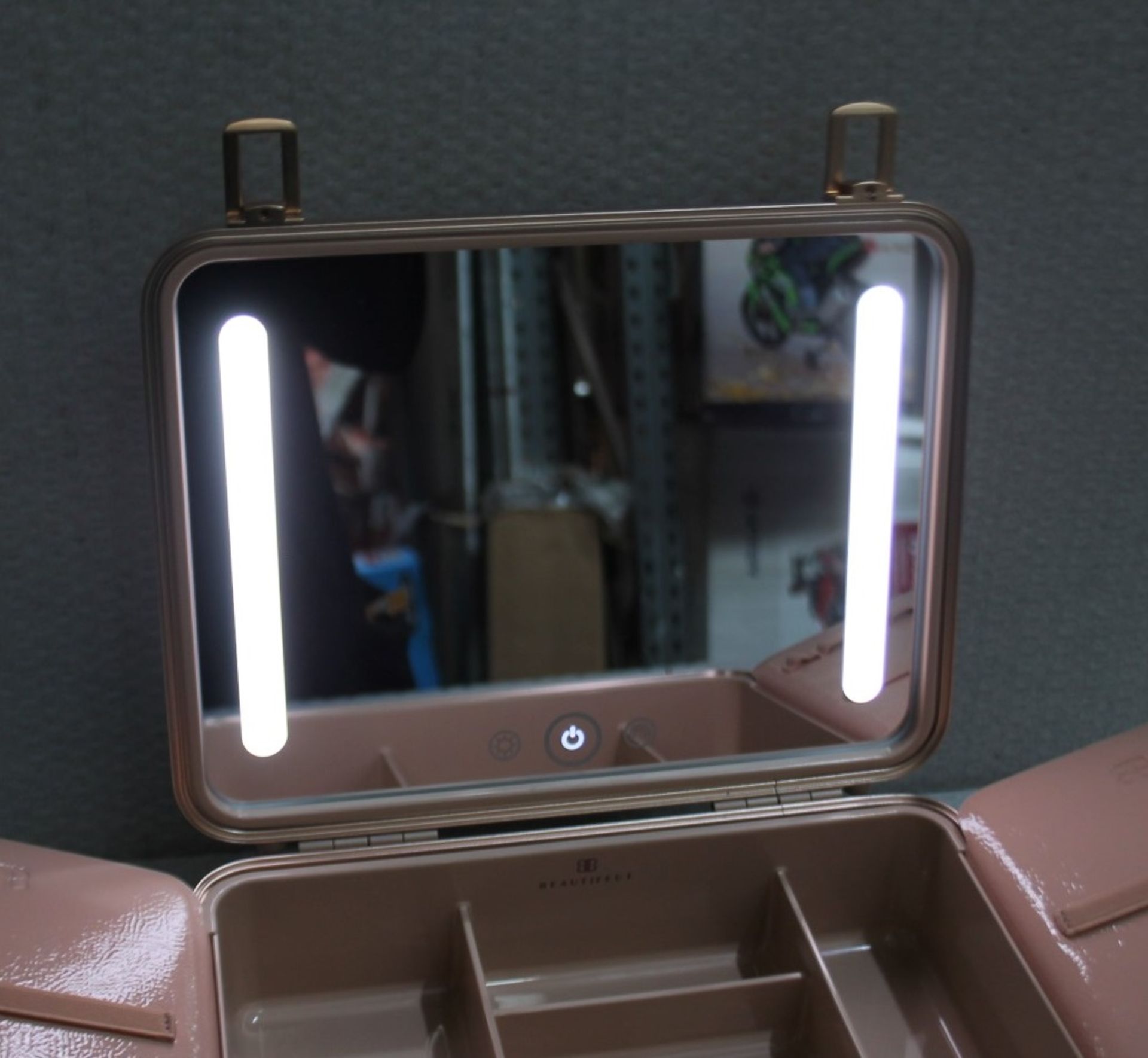 1 x BEAUTIFECT 'Beautifect Box' Make-Up Carry Case With Built-in Illuminated Mirror - RRP £279.00 - Image 4 of 13