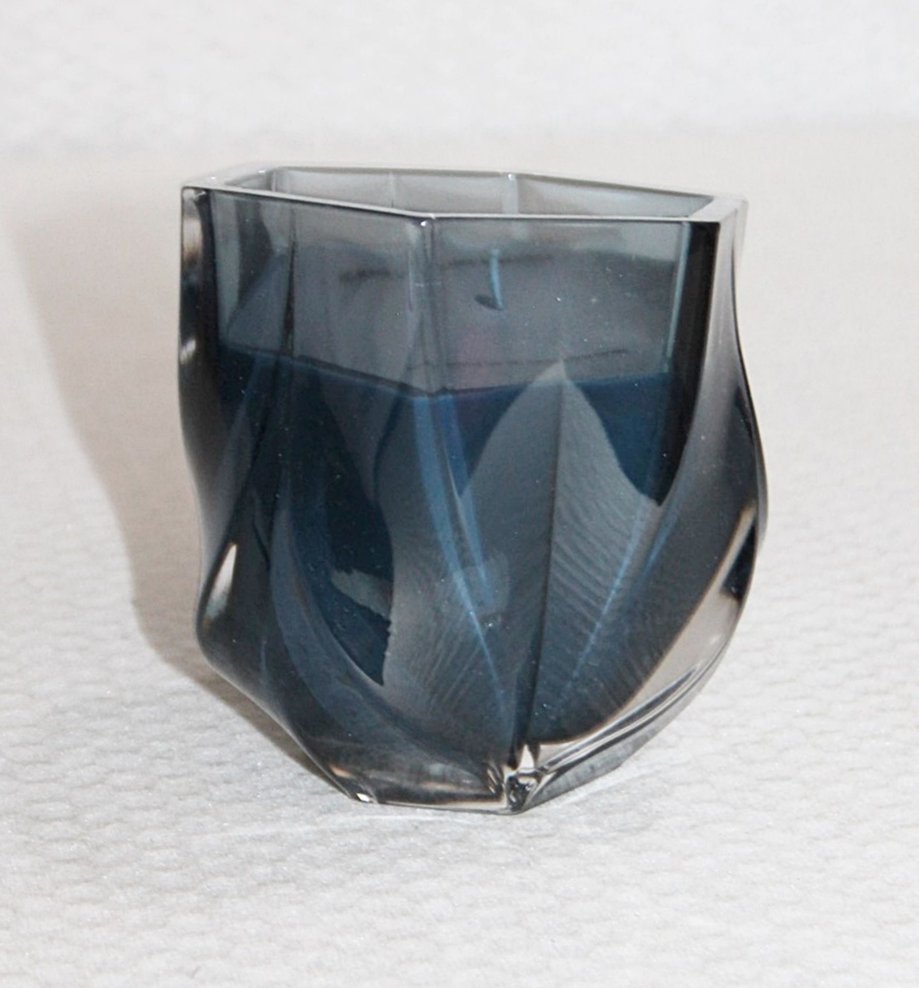 1 x ZAHA HADID DESIGN Shimmer Jasmine Scented Candle (260g) - Original Price £155.00 - Image 3 of 8