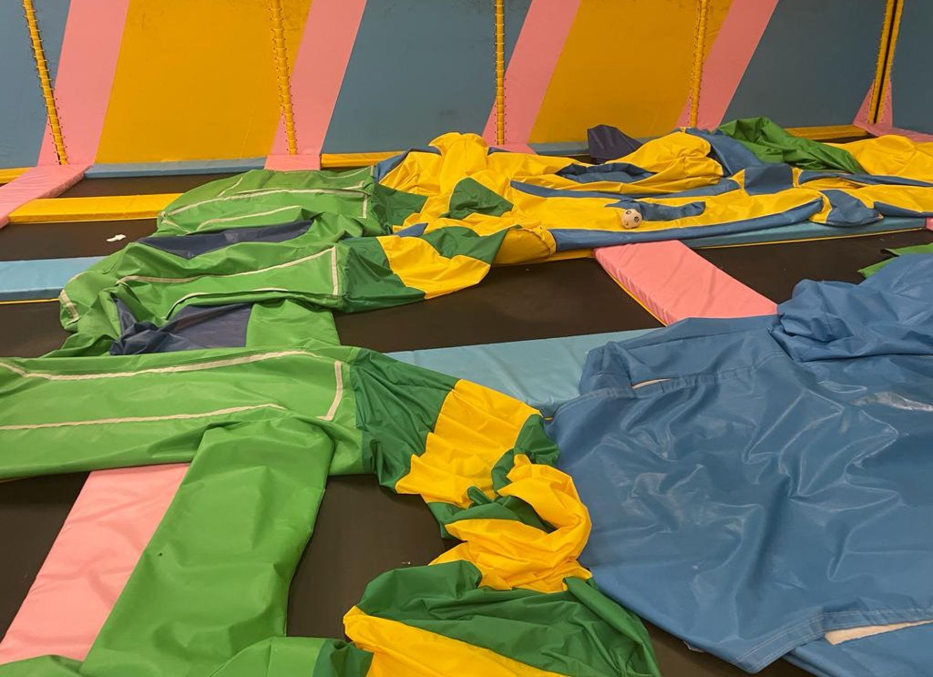 1 x Trampoline Park With Over 40 Interconnected Trampolines, Inflatable Activity Area, Waiting - Image 54 of 99