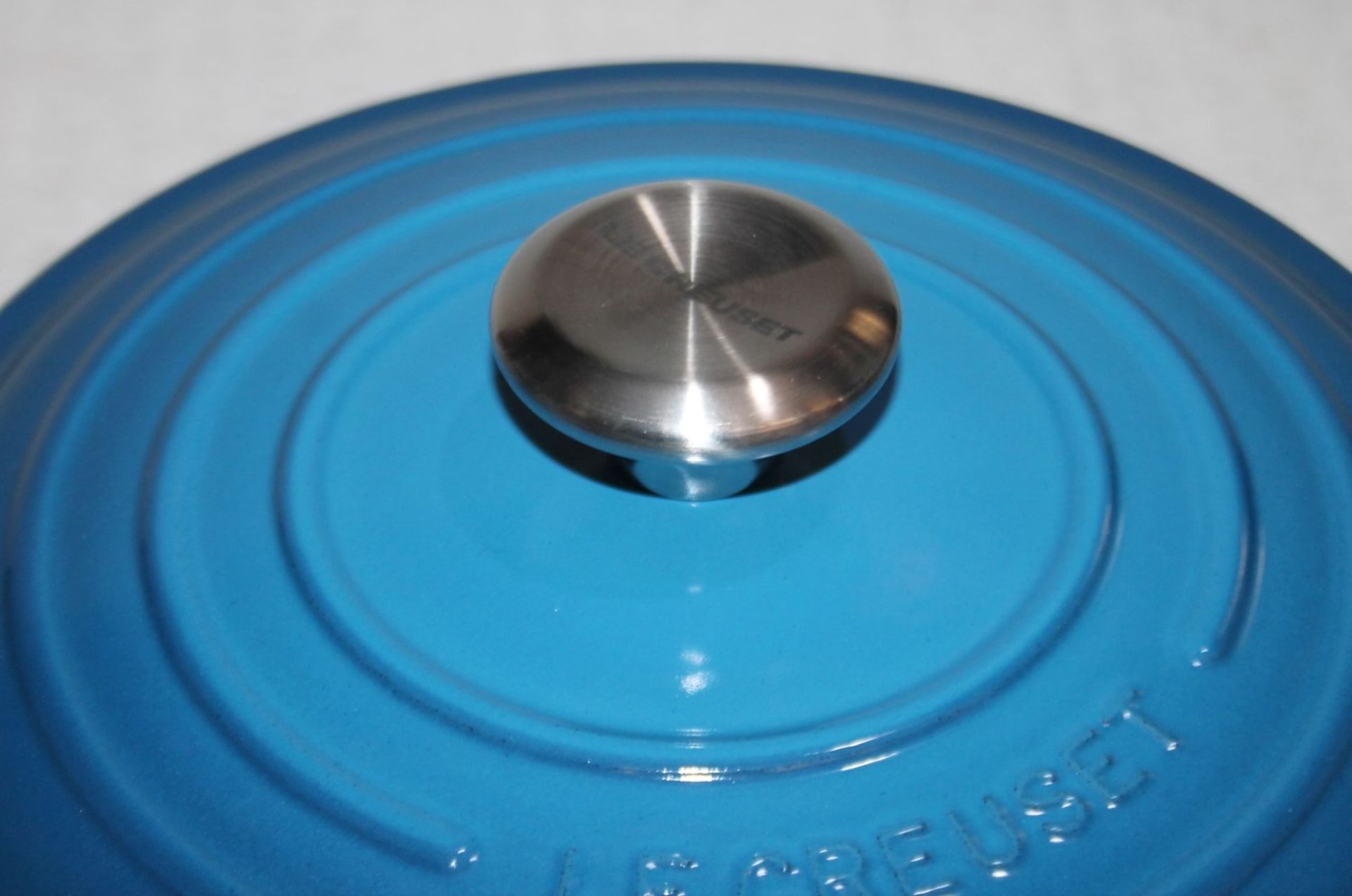 1 x LE CREUSET Marseille Blue Enamelled Cast Iron Round Casserole Dish (24cm / 4.2-Litre) - Original - Image 5 of 8