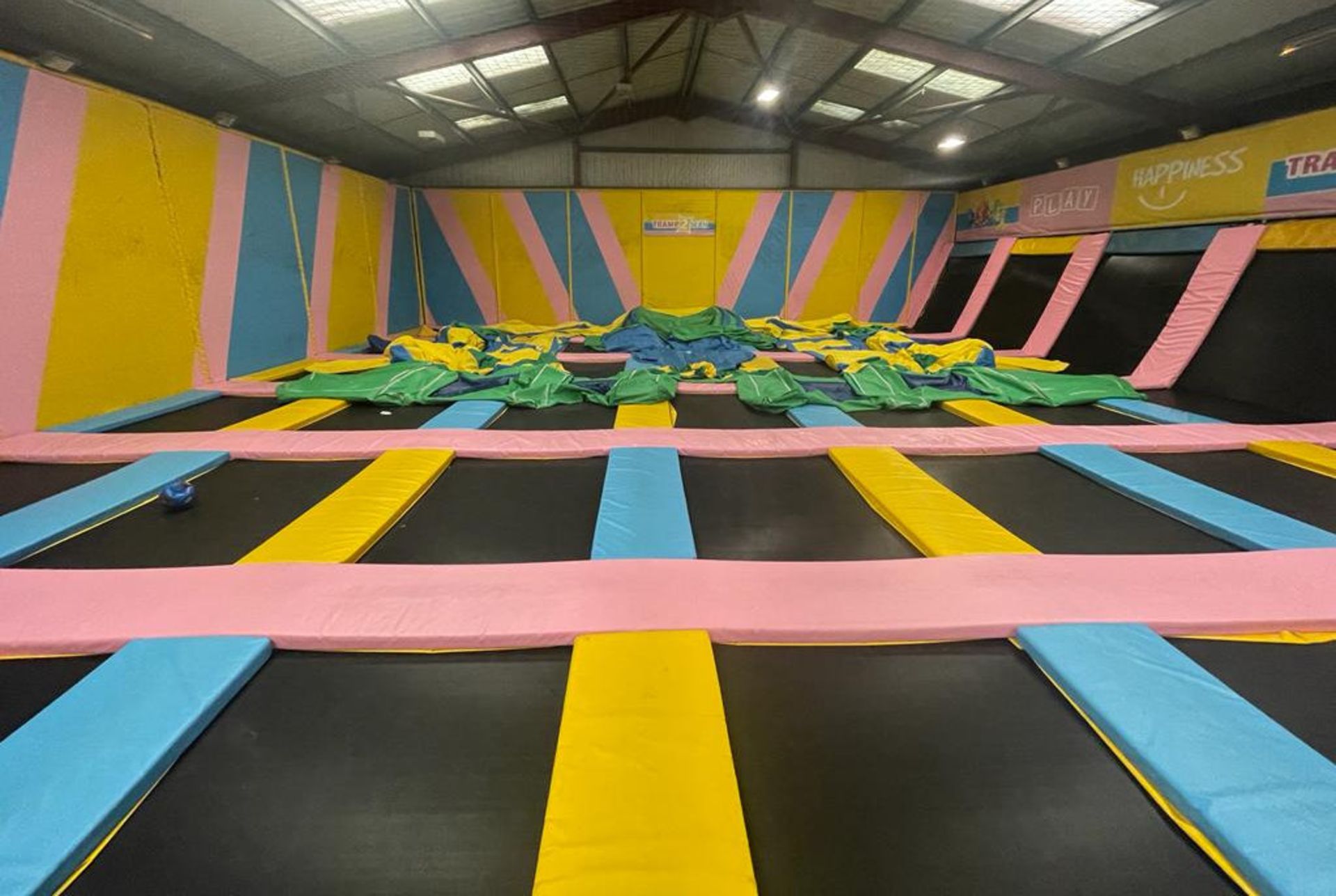 1 x Trampoline Park With Over 40 Interconnected Trampolines, Inflatable Activity Area, Waiting - Image 64 of 99