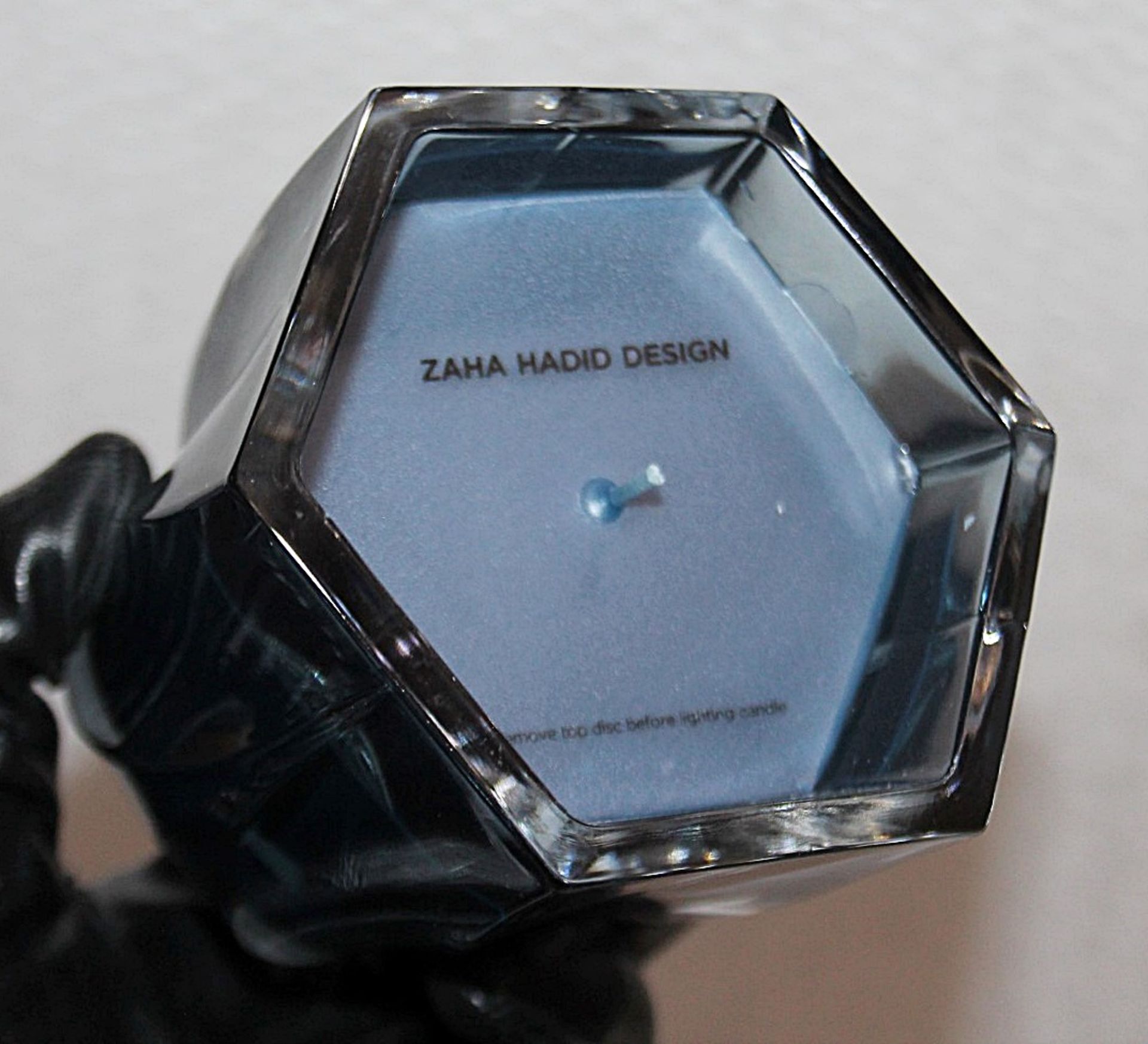 1 x ZAHA HADID DESIGN Shimmer Jasmine Scented Candle (260g) - Original Price £155.00 - Image 7 of 8