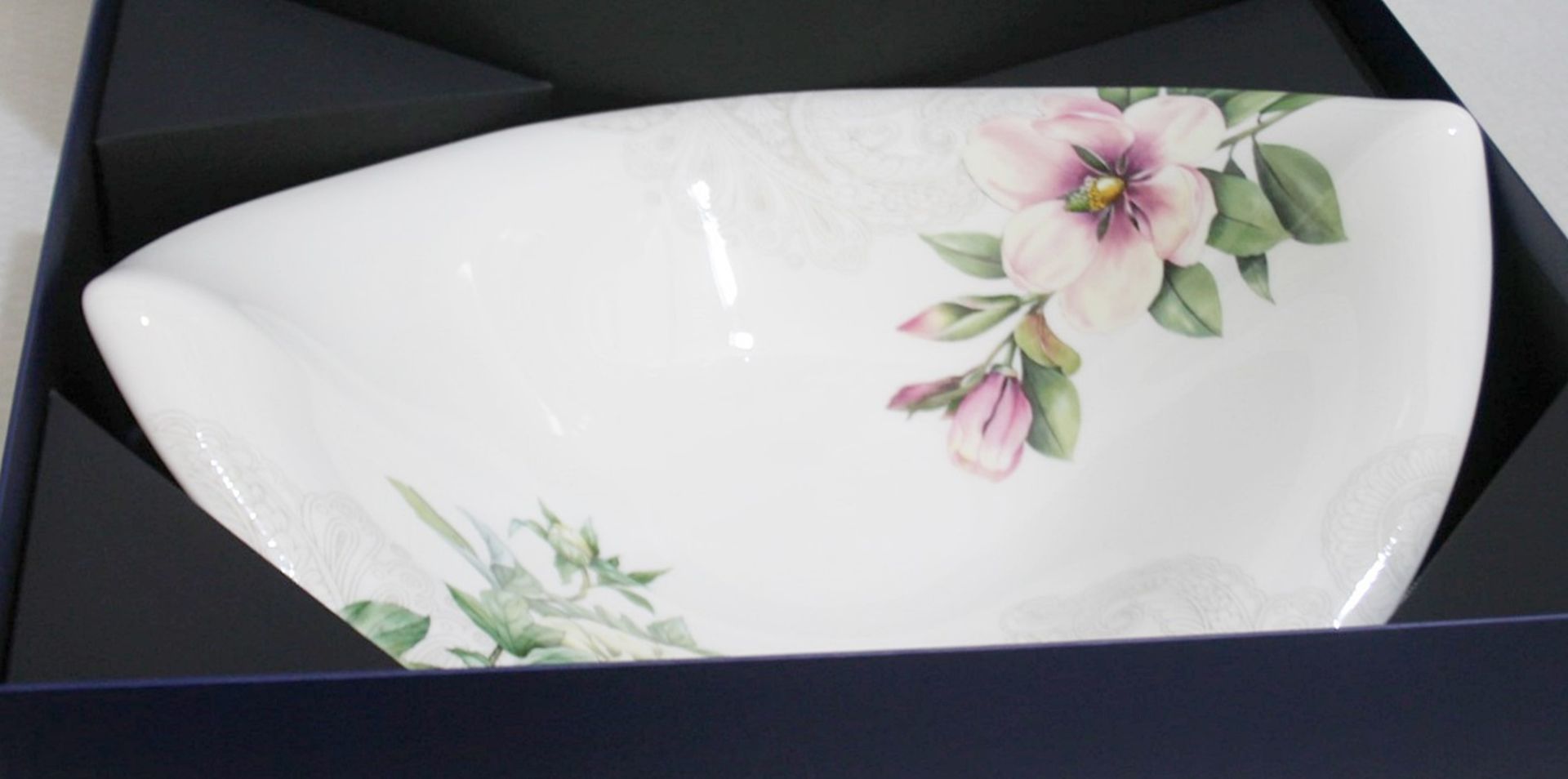 1 x VILLEROY & BOCH SIGNATURE - Premium Bone Porcelain 'Quinsai Garden' Fruit Bowl - RRP £238.00 - Image 4 of 7