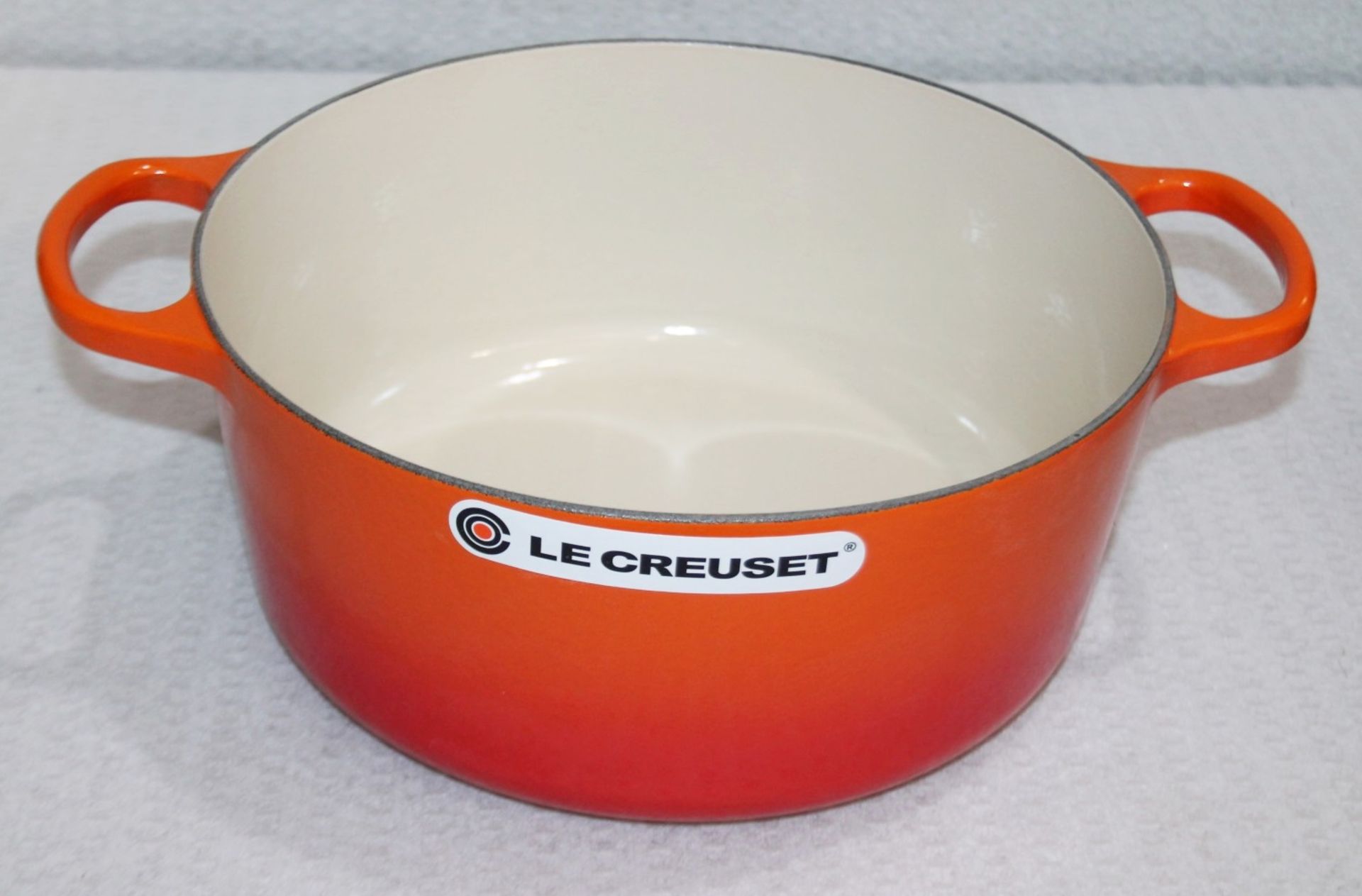 1 x LE CREUSET 'Volcanic' Enamelled Cast Iron Round Casserole Dish With Lid (30cm) - RRP £355.00 - Image 4 of 13