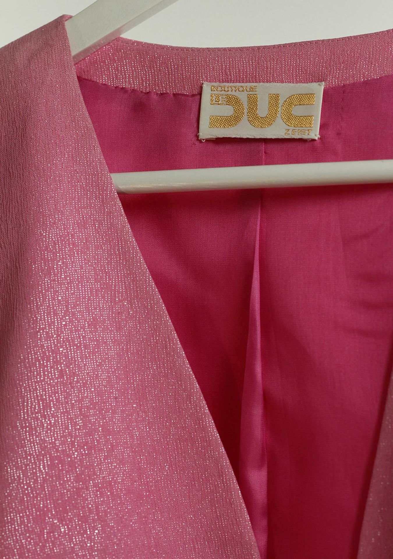 1 x Boutique Le Duc Pink Waistcoat - Size: L - Material: 49% Cotton, 40% Acetate, 11% Poly metal - Image 6 of 7