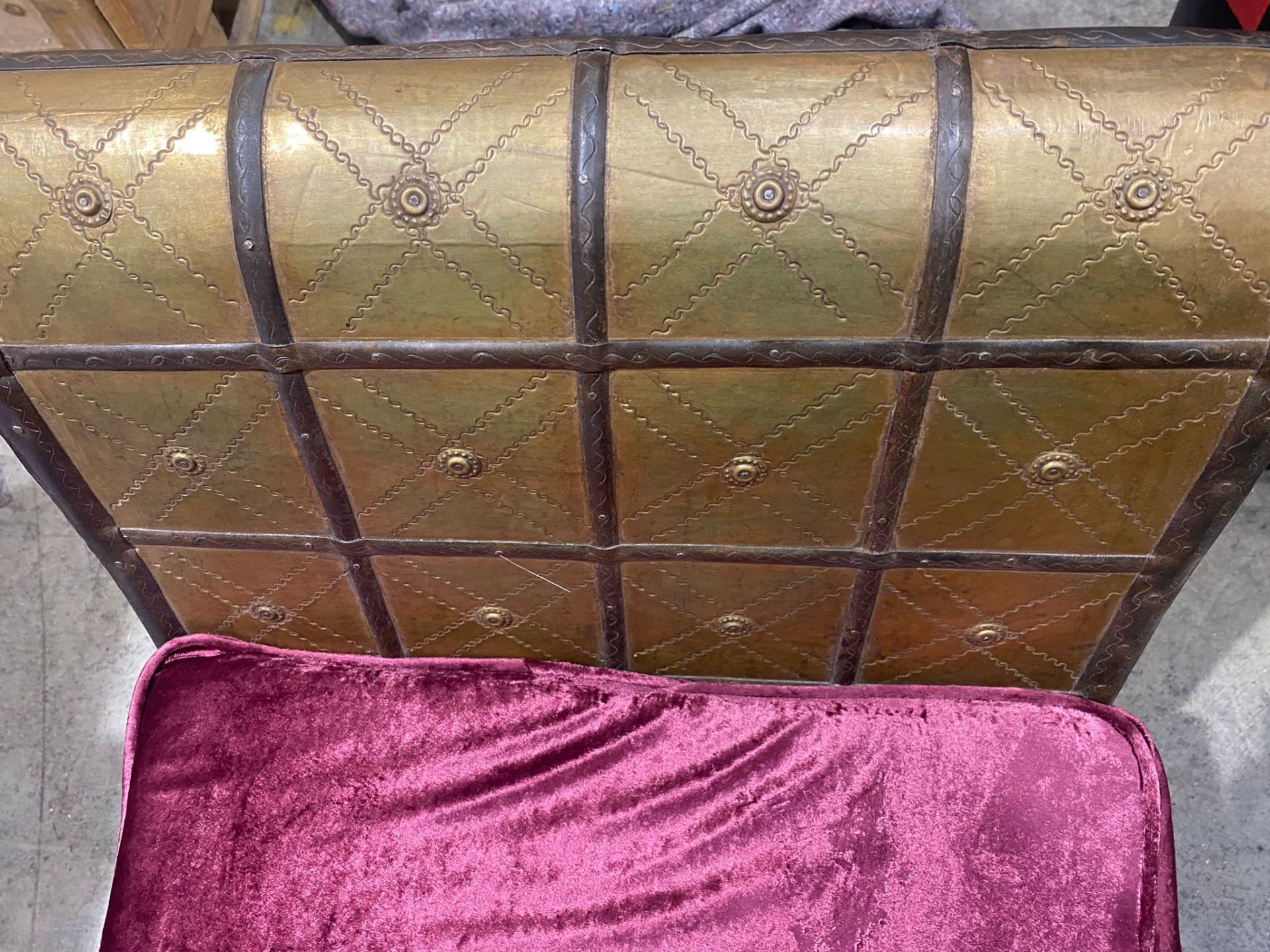 1 x Medieval Style Chaise Longue With Golden Finish and Purple Cushion - Size: 1650 x 700mm - Image 3 of 3