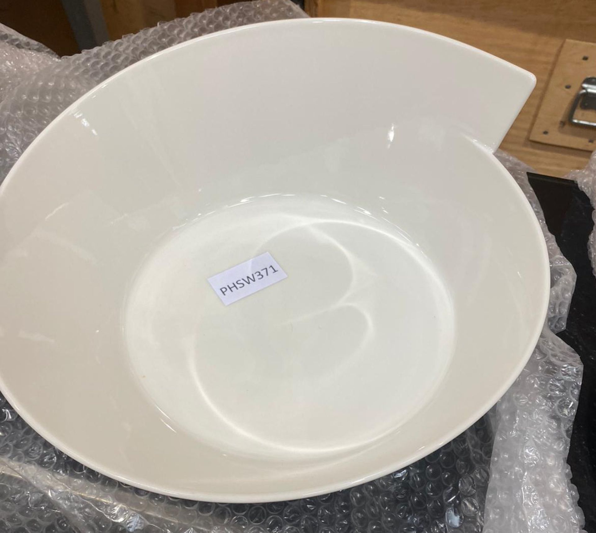 1 x Villeroy & Boch Ceramic Wave Fruit Bowl - Size: Diameter 350mm - Image 2 of 4