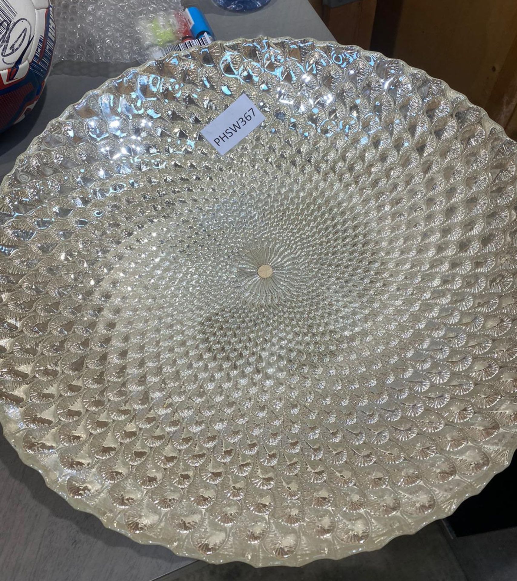 1 x Large Glass Bowl With an Eye Catching Peacock Tail Design - Size: Diameter 400mm - Image 2 of 2