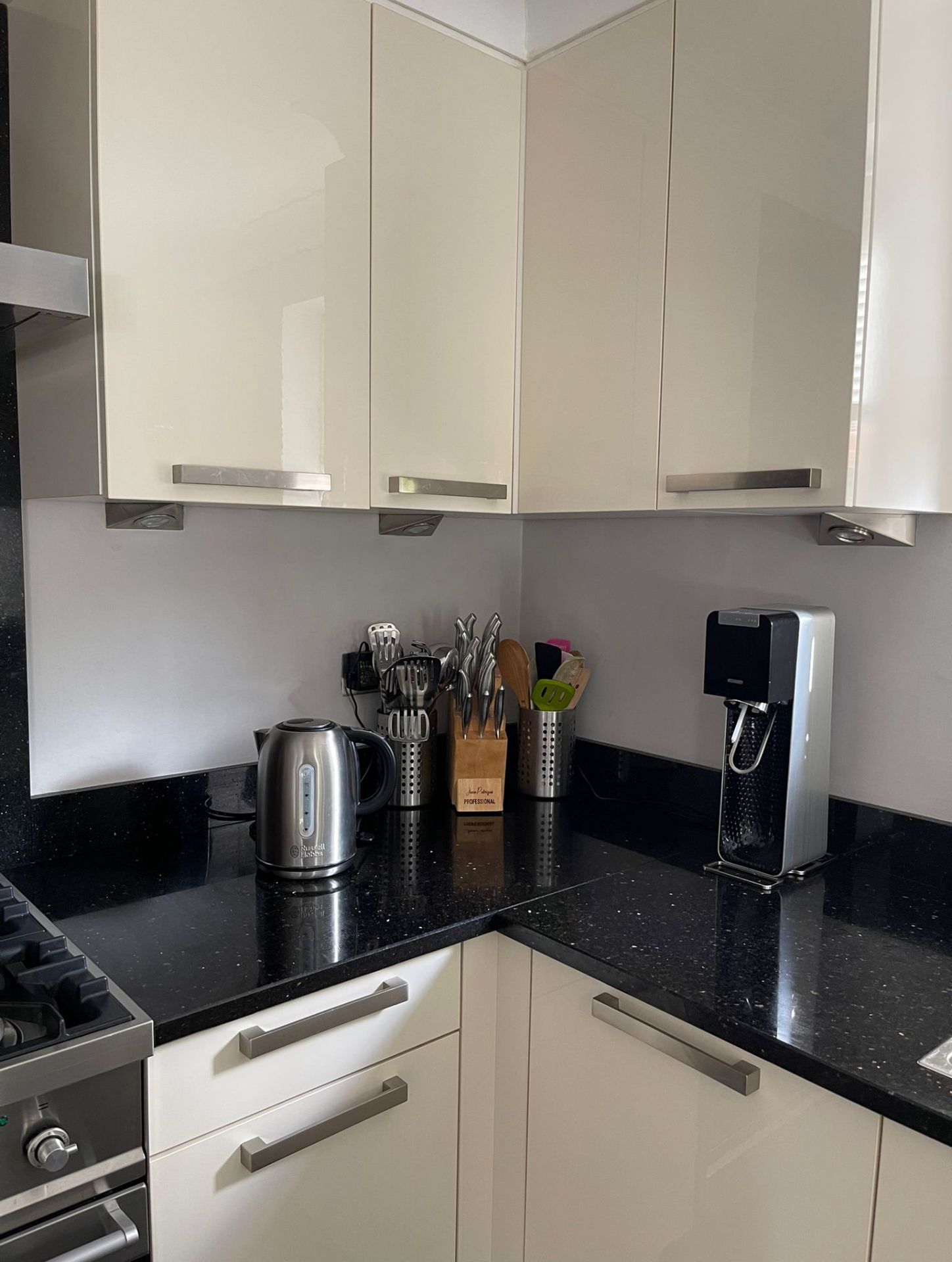 1 x Contemporary Fitted Kitchen With Granite Worktops - Includes Britannia 6-Burner Range And - Image 24 of 28