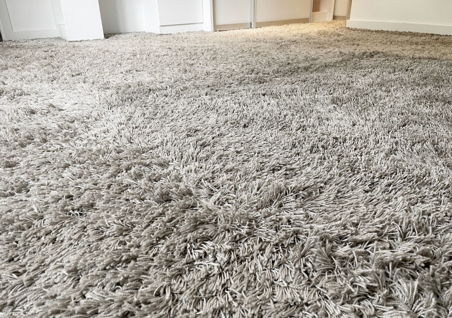 1 x Premium Fitted SHAGPILE Bedroom Carpet In Grey (4.6 x 3.9m) - Ref: FRNT-BD(B)SHG/1stFLR - - Image 5 of 6